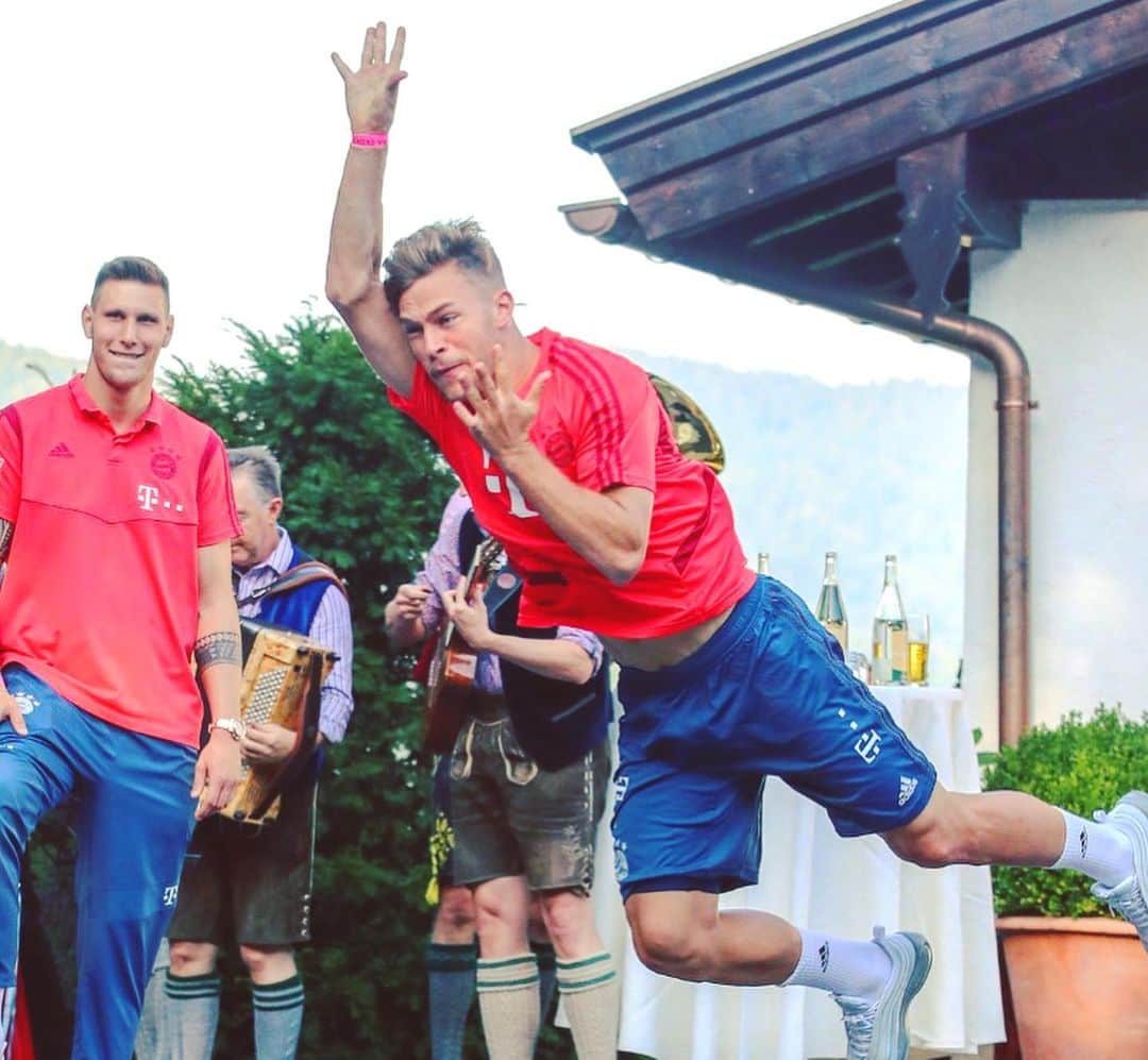 バイエルン・ミュンヘンさんのインスタグラム写真 - (バイエルン・ミュンヘンInstagram)「Teambuilding at Tegernsee - bavarian style! 🐮🍺💪🏼🏔 #FCBayern #MiaSanMia」8月10日 17時49分 - fcbayern