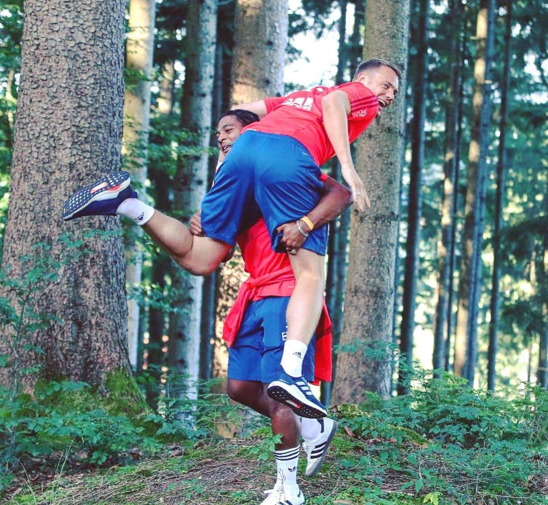 バイエルン・ミュンヘンさんのインスタグラム写真 - (バイエルン・ミュンヘンInstagram)「Teambuilding at Tegernsee - bavarian style! 🐮🍺💪🏼🏔 #FCBayern #MiaSanMia」8月10日 17時49分 - fcbayern