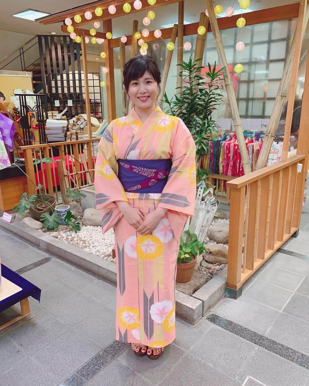 山﨑真依さんのインスタグラム写真 - (山﨑真依Instagram)「＊ きのうの松山まつり中継では、 銀天街の#塩屋呉服店 さんが衣装提供と着付けをしてくださいました😊✨ ＊  今年初の浴衣、お店で雰囲気に合うと思いますよとオススメいただいたピンク色で💕 ＊  帯もとっても華やかに結んでいただきました😆🌟 ＊  やはり浴衣を着ると、夏だなあと感じますしおまつり気分も高まりますね😄✊ ＊  塩屋さん、素敵な浴衣をありがとうございました☺️❤️ ＊  そしてあすは朝9時からほーなん😄☀️ ＊  一緒に楽しい時間を過ごせれば嬉しいです😊 ＊  #ほーなん #ライブニュースイット #ライブニュース #テレビ愛媛 #アナウンサー #浴衣 #松山まつり #塩屋 さん」8月10日 17時49分 - yamasaki_mai0215