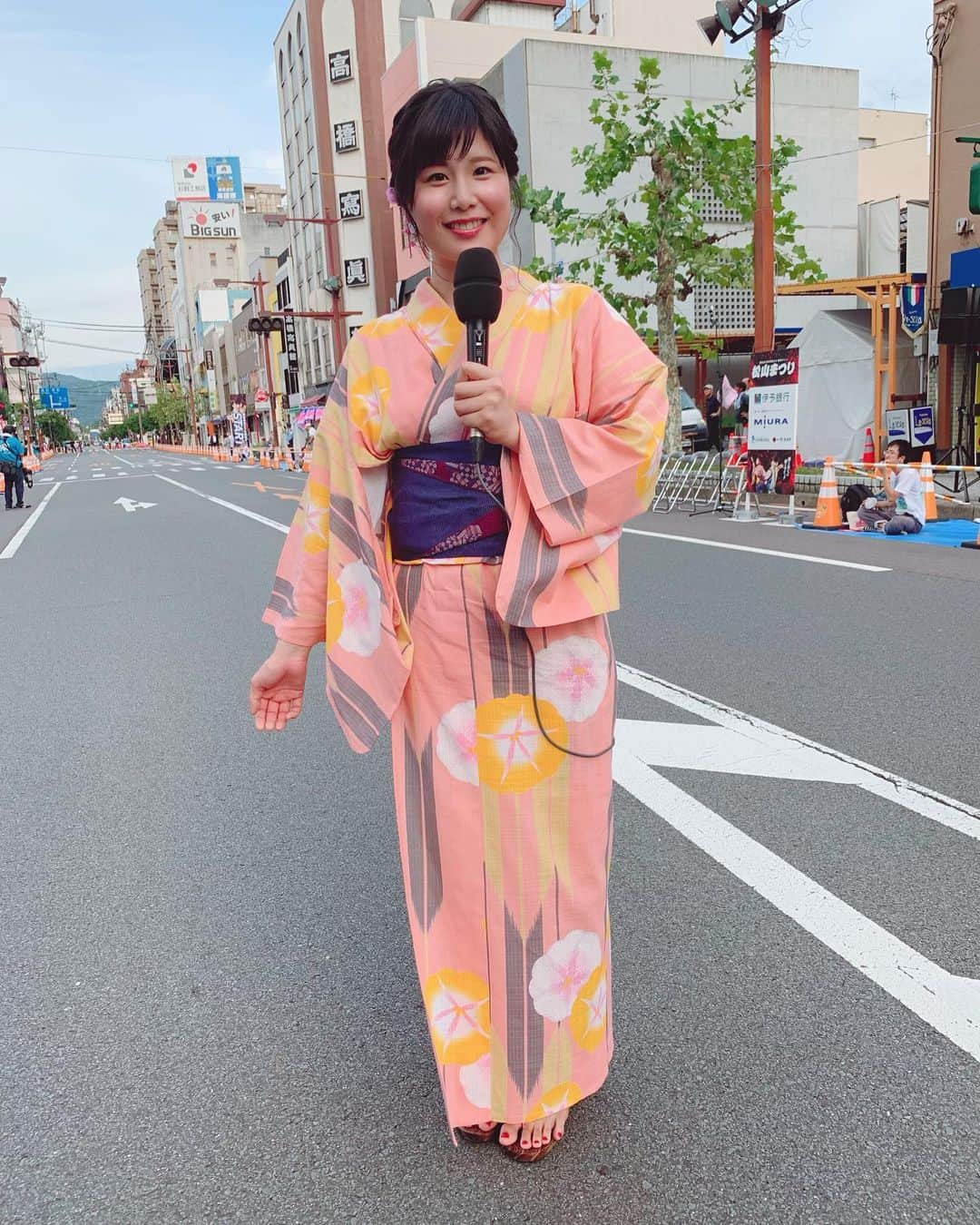 山﨑真依さんのインスタグラム写真 - (山﨑真依Instagram)「＊ きのうの松山まつり中継では、 銀天街の#塩屋呉服店 さんが衣装提供と着付けをしてくださいました😊✨ ＊  今年初の浴衣、お店で雰囲気に合うと思いますよとオススメいただいたピンク色で💕 ＊  帯もとっても華やかに結んでいただきました😆🌟 ＊  やはり浴衣を着ると、夏だなあと感じますしおまつり気分も高まりますね😄✊ ＊  塩屋さん、素敵な浴衣をありがとうございました☺️❤️ ＊  そしてあすは朝9時からほーなん😄☀️ ＊  一緒に楽しい時間を過ごせれば嬉しいです😊 ＊  #ほーなん #ライブニュースイット #ライブニュース #テレビ愛媛 #アナウンサー #浴衣 #松山まつり #塩屋 さん」8月10日 17時49分 - yamasaki_mai0215