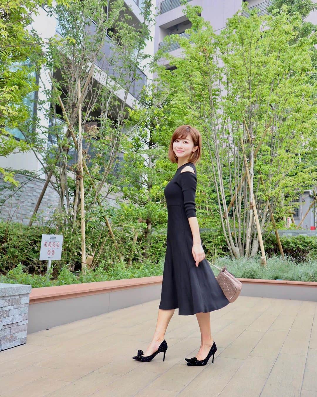 のインスタグラム：「・ みなさんにお知らせです😊✨ @st.rooney  @isetan_shinjuku_ladies_ssize  コラボワンピース発売決定👗❤️ 8/29〜9/2に新宿伊勢丹でイベントをします❣️ (私がいるのは8/29.9/1の13-15時です) 実際に手にとって見ていただけるので 是非遊びに来て欲しいです🥰✨ それに先駆けて8/16の夜にインスタライブ 8/21からEC発売となります👗 ちょいとこだわりを伝えさせてください📝 秋〜春先まで着られるワンピースにしました。 上品 且つ小物でカジュアルダウンもできる シンプルなワンピースが欲しくて セントルーニーさんと伊勢丹さんと話し合いを重ねて 完成したワンピースです💕💕 上半身は程よくフィットしていて 胸下から広がるラインがとっても綺麗です。 身長が小さい人がお買い物時に特に考える "スタイルアップ"も叶えてくれます。 肩見せを控えめにしたのもポイント。 セントルーニーさんは 150cm前後の方向けのブランドですが このワンピースは 150cm前後の方〜160cm前後の方も着ていただける 丈感になっています😊✨ ニットの網目も 絶対に太って見えないように！と すごく考えて作ってもらって 腰周りはフィットしないようにしたり 下着が目立たないようにしたり… セントルーニーさんのおかげで 後ろ姿までとても綺麗なシルエットになりました。 カラーはブラック ベージュ ホワイトです❤️ どれも万能カラーで選ぶの大変🤣 ストーリーなどで他のカラーもアップするので たくさん悩んで決めて欲しいです💕 #153cmコーデ #sサイズコーデ  #おちびコーデ #おちびの輪 #150cmコーデ #150cmishstyle #セントルーニー #strooney」