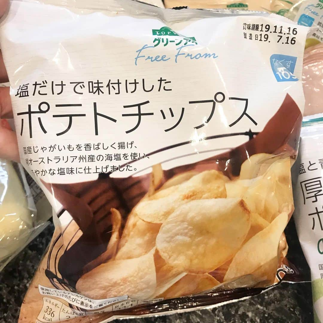 永田明華さんのインスタグラム写真 - (永田明華Instagram)「自然と体にやさしい食材を買いに、#イオン へ🕶  トップバリュ グリーンアイなら、オーガニック野菜や気になる添加物や原材料、成分の使用に配慮してあるおやつとか全てが揃う便利さ☺️❤️ ポテトチップスにもグリーンアイフリーフロムのマークがついてて、安心して息子たちに食べさせられるなぁと思ったり❤️ 2枚目👆  私がヘビロテで使う購入品！  全てトップバリュ グリーンアイで自然と体にやさしいのですっ👍  毎日用意するサラダは、オーガニック野菜やゴマ、グリーンアイフリーフロムの無添加ハムを使用してオーガニックサラダの出来上がり🥗野菜🥦非常に美味しいです❤️ 無添加、オーガニック食材ってお値段高めですが、イオンのトップバリュ グリーンアイのシリーズならお手頃なので、ほんとおすすめです☺️ ・ ・  #ポテトチップス  #ローススライスハム  #トップバリュグリーンアイ  #グリーンアイ #PR  #myhappygreen  @topvaluofficial #シンプルな暮らし #エコな生活#お買い物 #調味料好き」8月10日 17時52分 - asukanagata