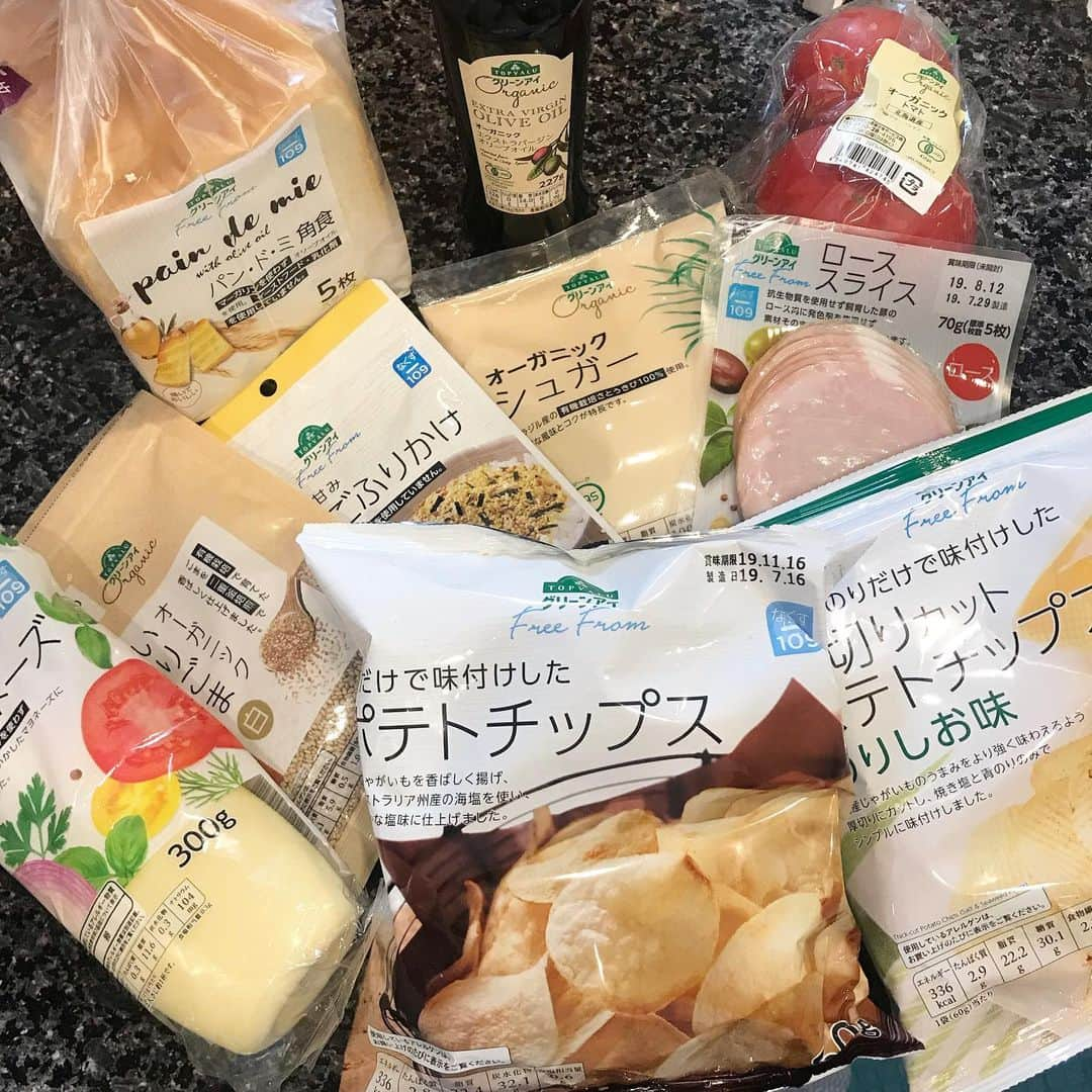 永田明華さんのインスタグラム写真 - (永田明華Instagram)「自然と体にやさしい食材を買いに、#イオン へ🕶  トップバリュ グリーンアイなら、オーガニック野菜や気になる添加物や原材料、成分の使用に配慮してあるおやつとか全てが揃う便利さ☺️❤️ ポテトチップスにもグリーンアイフリーフロムのマークがついてて、安心して息子たちに食べさせられるなぁと思ったり❤️ 2枚目👆  私がヘビロテで使う購入品！  全てトップバリュ グリーンアイで自然と体にやさしいのですっ👍  毎日用意するサラダは、オーガニック野菜やゴマ、グリーンアイフリーフロムの無添加ハムを使用してオーガニックサラダの出来上がり🥗野菜🥦非常に美味しいです❤️ 無添加、オーガニック食材ってお値段高めですが、イオンのトップバリュ グリーンアイのシリーズならお手頃なので、ほんとおすすめです☺️ ・ ・  #ポテトチップス  #ローススライスハム  #トップバリュグリーンアイ  #グリーンアイ #PR  #myhappygreen  @topvaluofficial #シンプルな暮らし #エコな生活#お買い物 #調味料好き」8月10日 17時52分 - asukanagata