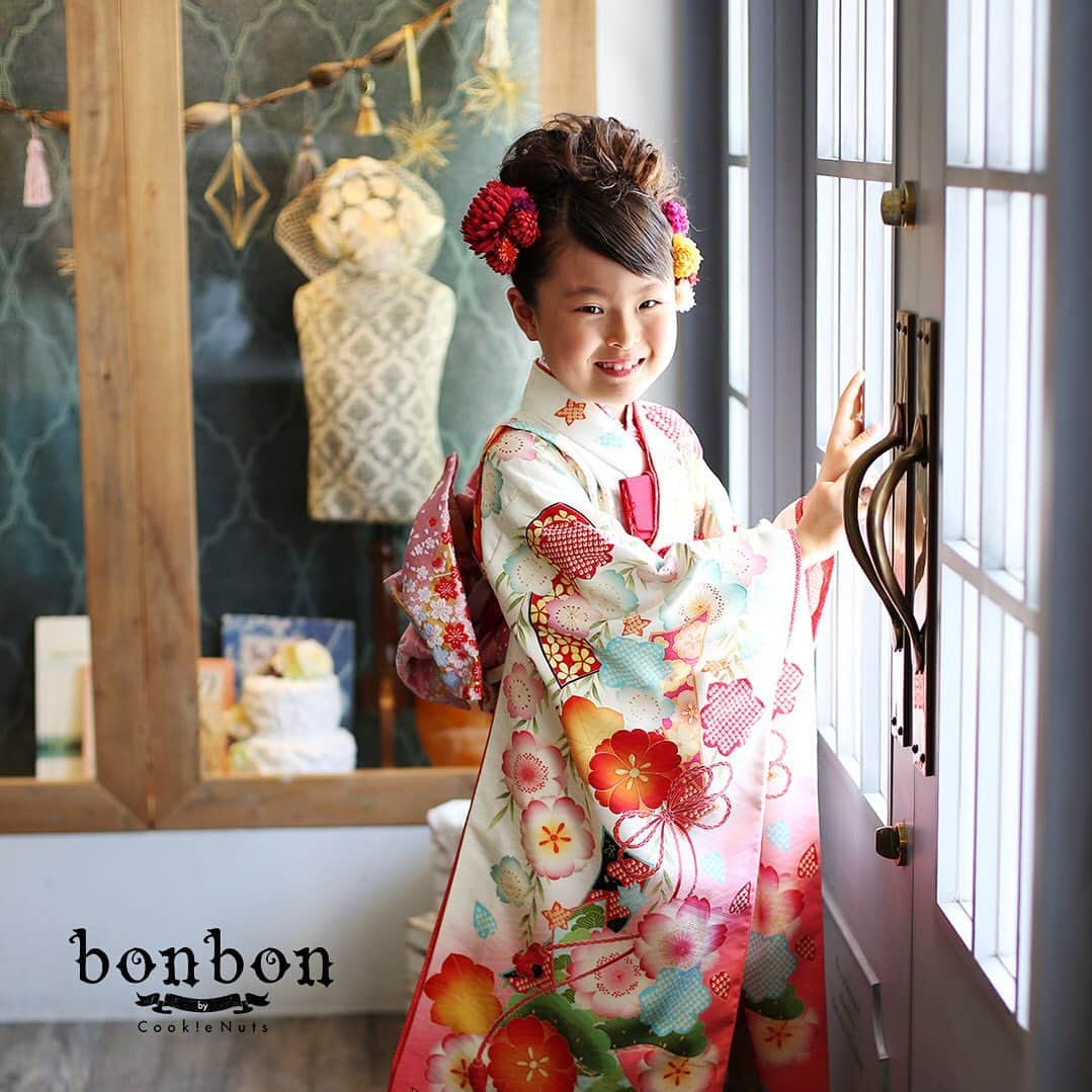 bonbon by cookienuts Photo studioのインスタグラム：「夏休み楽しんでますか？☀️ ご家族が揃いやすい夏休みは、七五三の前撮りにぴったりですよ😊 . 詳細はこちら⇒(@bonbon_cookienuts)✨ . #bonbon #神奈川県 #川崎 #川崎市 #新川崎駅 #753 #写真スタジオ #写真館 #写真好きな人と繋がりたい #ドレス #写真館 #753撮影 #七五三撮影 #七五三前撮り #753前撮り #貸切 #貸切スタジオ」