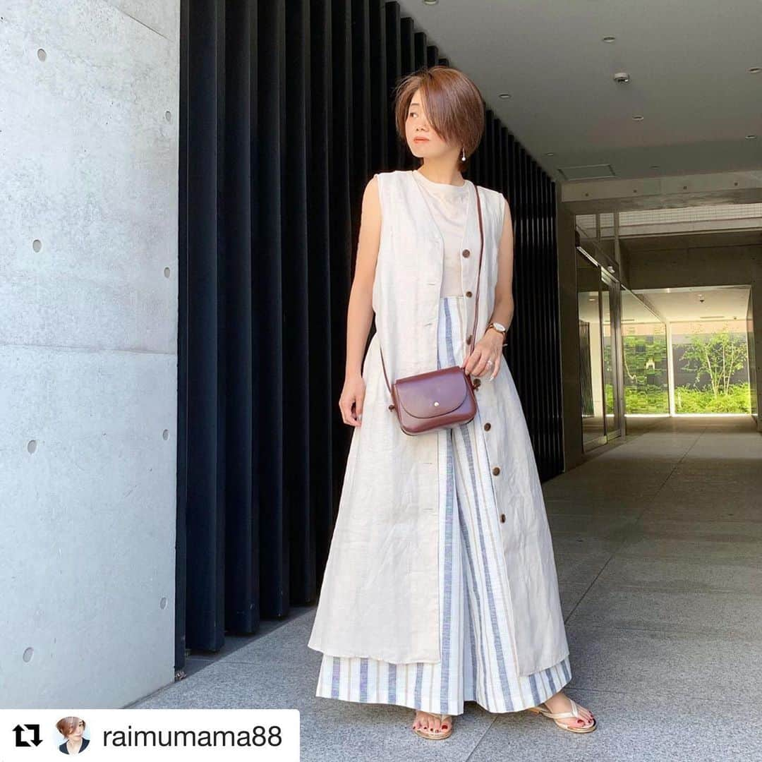 ショップにこにこさんのインスタグラム写真 - (ショップにこにこInstagram)「#Repost @raimumama88 with @get_repost ・・・ ☆2019.08.09☆ . . マーセライズコットンノースリーブtに @titivatejp のストライプワイドパンツ！ たっぷり長いロングジレを羽織ってみたよ〜 . . コロンとしたフォルムが可愛いバッグは @shopnikoniko  お財布と携帯、最低限の物が収まるから とっても便利！ . . ＼ZOZOTOWN店限定！／ レザー調ミニショルダーバッグが タイムセール 1,814円 → 1,699円 8月13日(火)10:59までだよ💨 . ＿＿＿＿＿＿＿＿＿_ . #ショップにこにこ_zozotown #ショルダーバッグ #ユニクロ #unqlo #lecoeurblanc #ルクールブラン #titivate #titivatestyle #ティティベイト #fashion #ponte_fashion #スナップミー #mineby3mootd #4yuuu #4meee #ootd_kob #mery #locari #lucrajp #일상코데 #패션스타그램 #大人カジュアル #プチプラファッション #アラフィフ #アラフォーコーデ #夏コーデ #きれいめカジュアル #お洒落さんと繋がりたい」8月10日 17時53分 - shopnikoniko