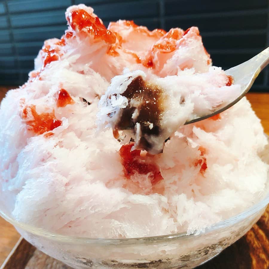 里井真由美さんのインスタグラム写真 - (里井真由美Instagram)「ふわふわかき氷〜♪ いちごみるく金時🍓→中に小豆入り♪ ・ ・ 「俺のかき氷」濃いぃ抹茶、ほうじ茶もおいしい♪ ・ 器と珈琲が楽しめるお店「織部」下北沢です。 ・ ・ #かき氷#俺のかき氷 #ありが糖運動 #氷#いちごミルク#1級フードアナリスト里井真由美 #いちごミルクかき氷#かきごおり#かきごおりすと #里井真由美#いちご#織部#下北沢」8月10日 17時56分 - mayumi.satoi