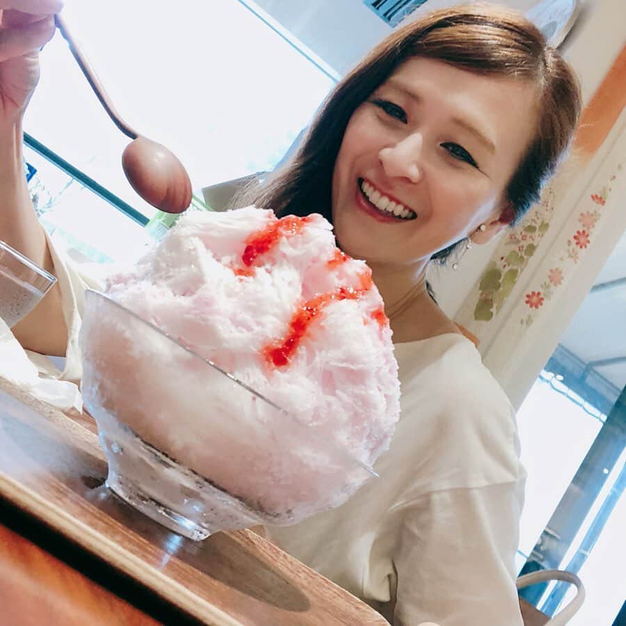 里井真由美さんのインスタグラム写真 - (里井真由美Instagram)「ふわふわかき氷〜♪ いちごみるく金時🍓→中に小豆入り♪ ・ ・ 「俺のかき氷」濃いぃ抹茶、ほうじ茶もおいしい♪ ・ 器と珈琲が楽しめるお店「織部」下北沢です。 ・ ・ #かき氷#俺のかき氷 #ありが糖運動 #氷#いちごミルク#1級フードアナリスト里井真由美 #いちごミルクかき氷#かきごおり#かきごおりすと #里井真由美#いちご#織部#下北沢」8月10日 17時56分 - mayumi.satoi