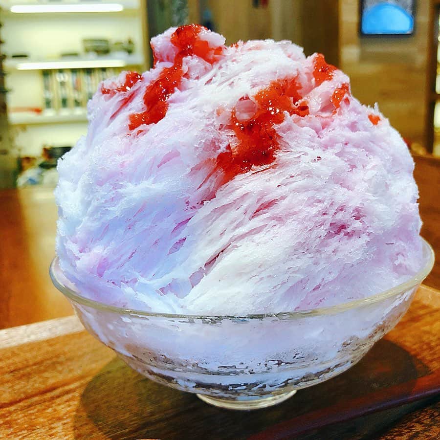 里井真由美さんのインスタグラム写真 - (里井真由美Instagram)「ふわふわかき氷〜♪ いちごみるく金時🍓→中に小豆入り♪ ・ ・ 「俺のかき氷」濃いぃ抹茶、ほうじ茶もおいしい♪ ・ 器と珈琲が楽しめるお店「織部」下北沢です。 ・ ・ #かき氷#俺のかき氷 #ありが糖運動 #氷#いちごミルク#1級フードアナリスト里井真由美 #いちごミルクかき氷#かきごおり#かきごおりすと #里井真由美#いちご#織部#下北沢」8月10日 17時56分 - mayumi.satoi