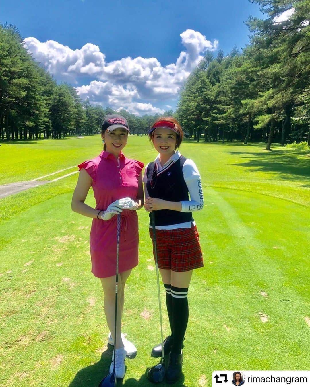 白石小百合さんのインスタグラム写真 - (白石小百合Instagram)「⛳️⛳️☀️ #ゴルフコンぺ で #軽井沢 に❣️前日は大雨で心配したけれど見事に晴天に(((o(*ﾟ▽ﾟ*)o)))☀️ときどき心地よい風が吹くと涼しく、気持ち良いゴルフでした〜🥰 夕方 "君の名は。"のような綺麗な夕焼けに感動し、夜は美味しいお肉モグモグ🍖楽しかったです💕 結果は ブービーメーカー賞 で練習用のゴルフバッグを頂きました🐶これは…避けていたレッスンに通ってみよ、という暗示かな😂😂😂笑笑 ゴルフ楽しむぞー❤️ . #repost @rimachangram ちゃん、ありがとう💓そしてデビューおめでとう🎊 ・・・ 遂にゴルフをちゃんと始めてから初の㊗️ゴルフコースデビューしました⛳️✨🥰 デビュー戦はまさかのコンペ😂さゆぽんに誘ってもらい、軽井沢クラシックに参加させて頂きました😇✨スコアは内緒🤣でも、ところどころめっちゃ上手くて(自画自賛)、練習の成果出てる〜！って思いました☺️一緒に回ってくれた人も超いい方達だったので、楽しく回れました🥰最高の夏の思い出だったので、久々にインスタ更新🙇🏻‍♀️これからゴルフのお誘い待ってます🥰さゆぽんありがとう〜🥰 次は月曜日に行ってきます🤣#早速ゴルフ三昧#軽井沢ゴルフ#ゴルフコンペ#軽井沢クラシック#軽井沢72#軽井沢72ゴルフ #ゴルフ#ゴルフ女子#ゴルフコーデ#ゴルフウェア#女子プロ#ゴルフスイング#ゴルフ好き#ゴルフ初心者#ゴルフばか#ゴルフ部#ゴルフバカ#ゴルフ場#ゴルフ楽しい#ゴルフ上手くなりたい#ゴルフ練習#ゴルフ⛳️#キャロウェイ#callaway #ゴルフに関するタグを片っ端から付けてみる」8月10日 18時01分 - sayurishirais