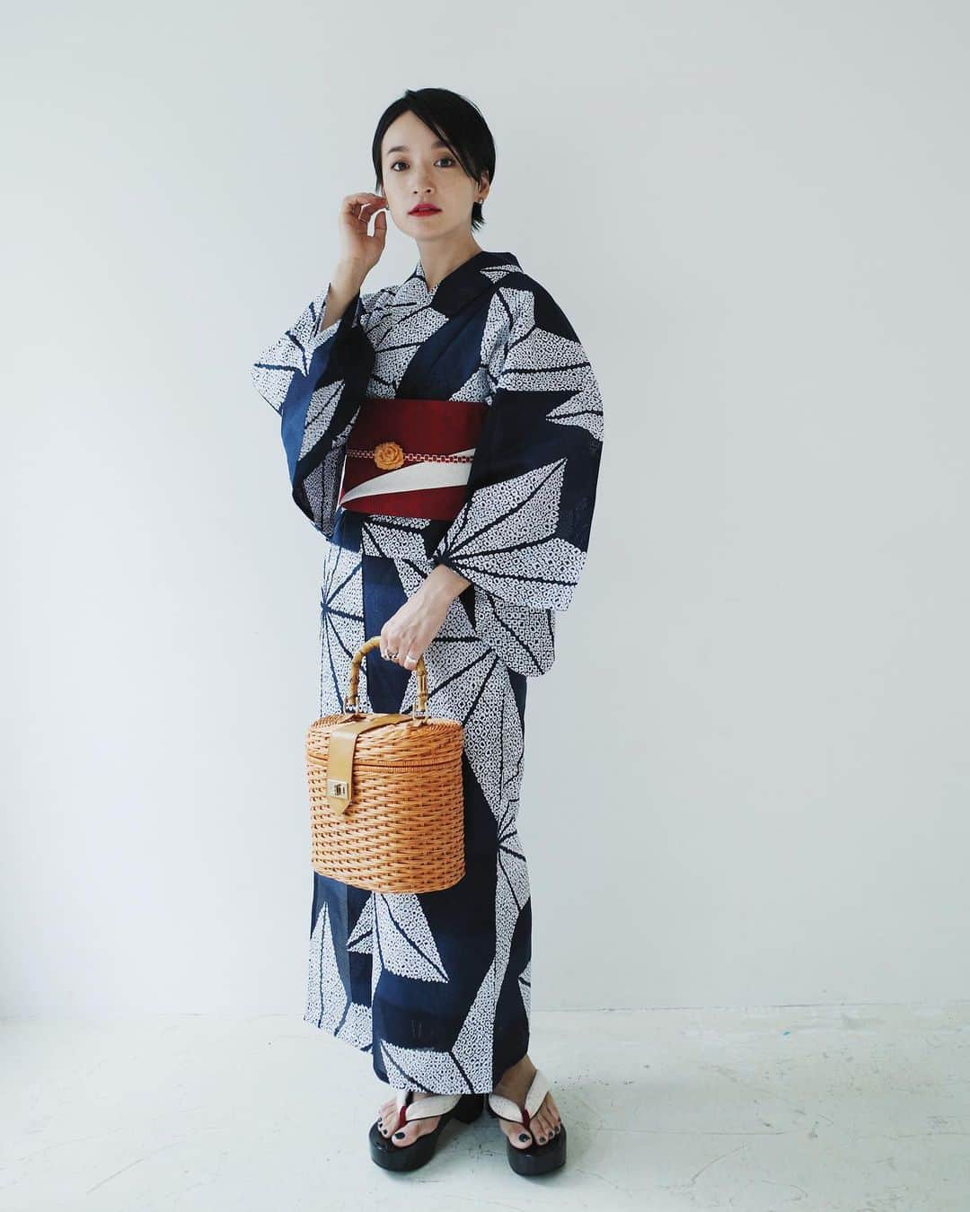 高山都さんのインスタグラム写真 - (高山都Instagram)「日本の夏🍧 神宮の花火大会があるので、浴衣を着てみました。 ビジュアルをやらせてもらった @ur_rosso のものを、大人っぽく艶っぽく。 着付けは @kimono__daidai でお願いしました。 帯が長いので、アヤメという結び方。 紺色に赤って、王道だけど、大人ならではの楽しみ方があっていいな。 唇と帯と鼻緒の色、バッグと帯留めも同じ色。 そうやってリンクさせる着方が好き。 髪もタイトにシックにして。 籠バッグは @maisonlorna 🥺 さ、夜はこのまま飲みにいくか🤤🍻 #浴衣 #神宮花火大会 #日本の夏」8月10日 18時12分 - miyare38