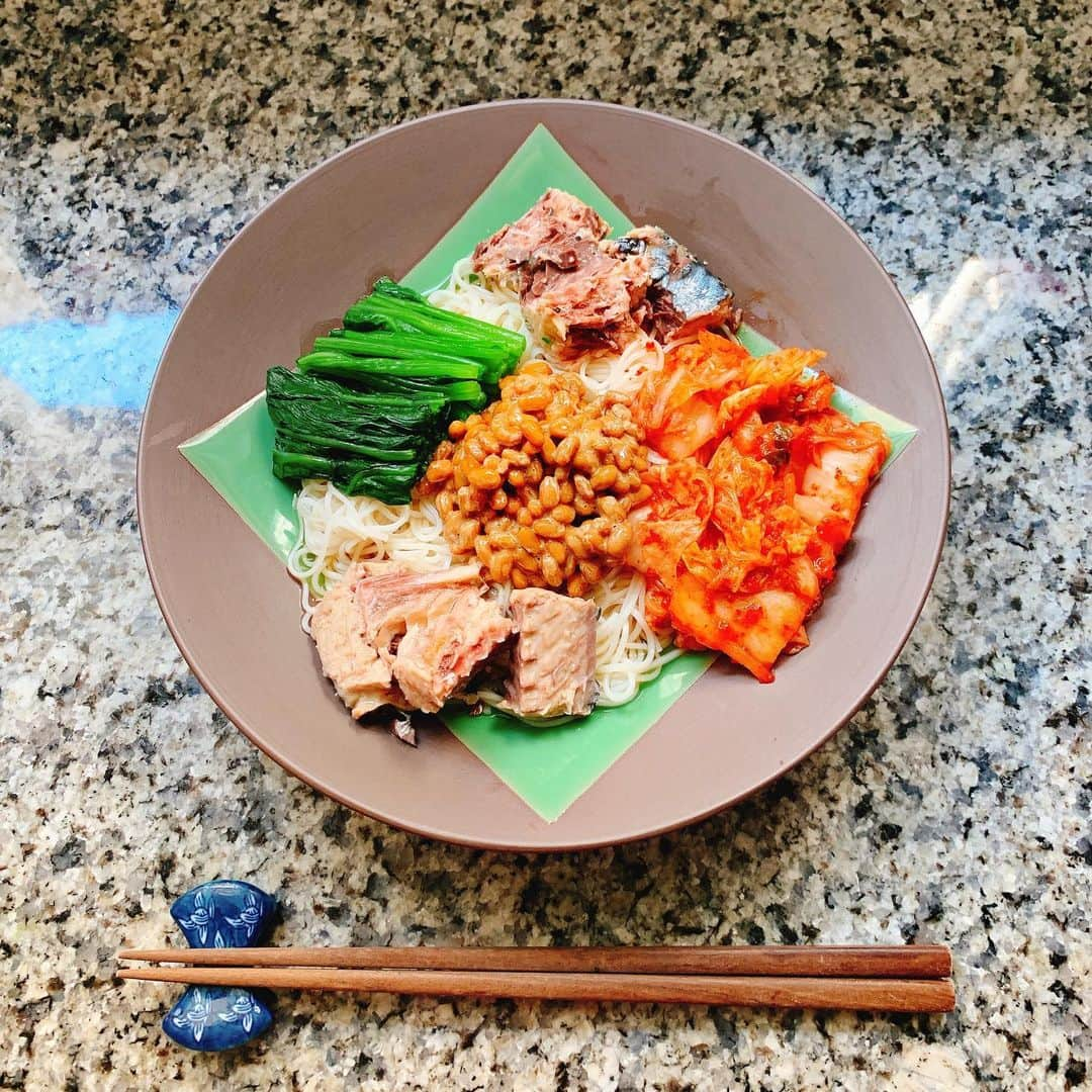 多岐川華子さんのインスタグラム写真 - (多岐川華子Instagram)「暑いので#素麺アレンジ 🎐 つっめた〜いお素麺に、鯖の水煮缶（身だけ）、キムチ、納豆、ほうれん草を✨ お出汁は創味のつゆを 普通にお素麺を食べる時よりは濃いめに作ってかけました。 彩りもよく、キムチの辛さでペロッと食べられました🙆‍♀️✨ . . #food#cooking#instafood#foodstagram#home#lunch#おうちごはん#素麺#キムチ素麺#鯖缶そうめん#アレンジごはん#簡単料理#時短料理#献立#今日のご飯#夏ごはん#暑い日ごはん#鯖の水煮缶#はなこ飯」8月10日 18時05分 - hanako__official