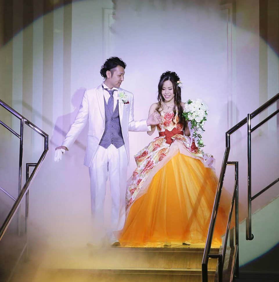 マリエカリヨン名古屋さんのインスタグラム写真 - (マリエカリヨン名古屋Instagram)「@marieecarillon . プリンセス気分を感じられる 階段からの登場シーン♩ 夏らしいオレンジのカラードレスで ゲストのみなさまを魅了します♡* . ------------------ . ▼ブライダルフェアは インスタのTOPからご予約が出来ます⚐ ＞＞＞ @marieecarillon . @marieecarillonをフォローして #マリエカリヨン  #マリエカリヨン名古屋 のハッシュタグをつけて お写真を投稿してみてくださいね✳︎ . こちらの公式IG（@marieecarillon） で取り上げさせていただきます♡ . #マリエカリヨン #マリエカリヨン名古屋 #dress #nagoya #wedding #weddingdress #weddingparty #ウェディングドレス #カラードレス #ウェディングレポ #チャペル #プレ花嫁 #ブライダルフェア #卒花 #披露宴 #結婚式準備 #日本中のプレ花嫁さんと繋がりたい #nagoya #結婚式 #結婚式場 #東海花嫁 #名古屋花嫁 #2020春婚 #2019夏婚 #2019秋婚 #2019冬婚 #螺旋階段 #キャンドルサービス」8月10日 18時06分 - marieecarillon