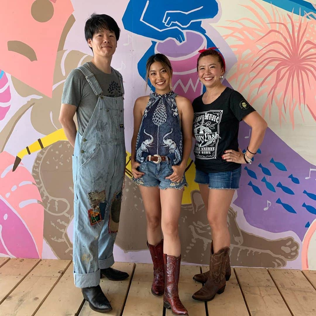 Rihwaさんのインスタグラム写真 - (RihwaInstagram)「🐠 'Sands In Western Boots'⛱🐚☀️ カントリーミュージックを愛する3人でお届けしました💞🌼 カントリーシンガーの坂本愛江さんと、ギター尾﨑博志さん！！ カントリーミュージックの世界でご活躍するお二人とご一緒出来てすごく嬉しかったです！！❤️ あぁ〜楽しかった！みんなにも楽しんでもらえていたら嬉しいです！🌞🧡💛👩🏼‍🦱🌴🎶 こうゆうコンセプトのライブも良いよねぇ〜！💞☺️ 久しぶりの関東でのライブ、みんなに会えて嬉しかったよ！ありがとう！！！！らぶ！またどんどんライブしていくよ！！！！❤️☺️✨ #Rihwa #坂本愛江 #尾﨑博志 #カントリーミュージック #CountryMusic #由比ヶ浜 #Beach #AMUSESEASIDECAFE浜唄」8月10日 18時09分 - rihwa_official