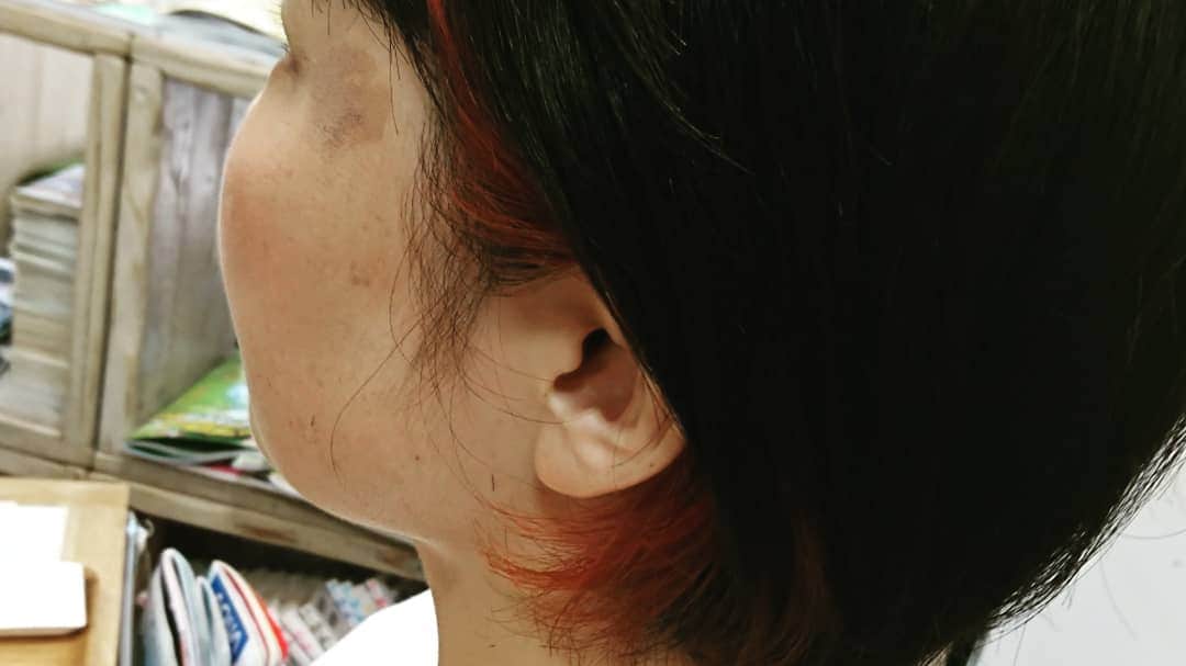 越智翼さんのインスタグラム写真 - (越智翼Instagram)「さっそく水槽が届きましたのでお引っ越ししましたー。  いい感じのサイズ感。金魚たちも喜んでることでしょう✨ ※  今日は名古屋からいつも来ていただいてるAさん家族の奥様が初のインナーカラーをしましたー。赤系のいい色になり喜んでいただけました✨  いつもカットの為に西宮に年3回帰ってきてくれます。カットしなければ帰ってきてないみたいです(笑)いつもご主人と二人でカットするのですが、今回は息子さん二人も切りましたー。4人とも満足いただけたみたいで仕事冥利につきます✨ ※ 次回は年末にお待ちしております☺️ ※ #水槽 #金魚 #インナーカラー #レッド #もうすぐ夏休み」8月10日 18時11分 - hair_and_smile_koko