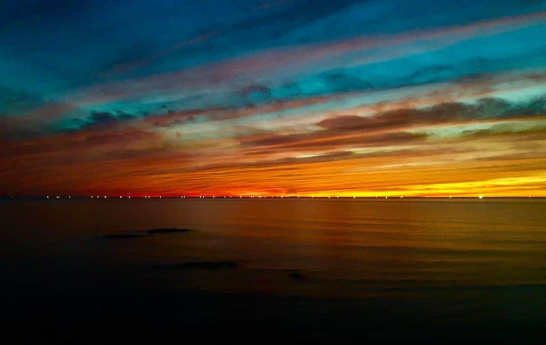 のインスタグラム：「「空」と「海」のあいだ、「夕」と「夜」のあいだ。 からっぽの僕の心を染める鮮やかな夕景。  #photo #photography #photooftheday #beautiful #beautifulphoto #sunset #orange #blue #sky #ocean #sea #night #red #cloud #masuda #shimane #japan #iphonephoto #iPhonex #地平線シリーズ」