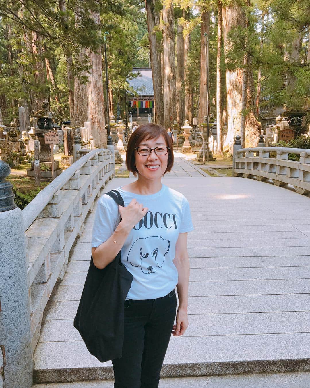 小西美穂のインスタグラム：「世界遺産の聖地、高野山に⛰🌲🌿﻿ ﻿ 写真１枚目私の後ろの「奥の院」は﻿ 弘法大師（空海）さまが、いまも生きて、﻿ 人々を見守っているとされる場所。﻿ ﻿ （聖域なので、ここから先は撮影も禁止）  ものすごく神聖な空気が流れていました。  パワーをもらえるといいな✨﻿✨✨ ﻿ #高野山 #歴史 #空海 #奥之院 #弘法大師 #旅 #世界遺産」