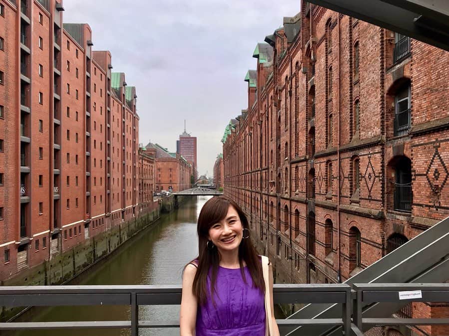 のインスタグラム：「Hamburg⚓️🇩🇪 湾岸都市、そして自然豊かなハンブルグ 旅先で、#adidasrunners のセッションへ参加することも私の楽しみ💛世界中の人と走って友達になれる😊 ・ レース後に、150mのショートインターバルを引き当ててしまった😂ゆっくり走る人もいるでしょ！と思ったら全員本気ダッシュで、ただただ驚きながら、最下位w 可愛い女子が、息を切らしながら、私、インターバル大好き！追い込むの最高に気持ちいい！って言ったことにも驚き😁👍 ・ セッション後に、なぜかビールと現地で有名なパン #franzbroetchen も出てきた😂ドイツすごい🤣🍺 ・ I joined #adidasrunnershamburg 💙 I can’t believe they have some beers and local breads after running🤤🍺❤️So special!!! I really enjoyed some sports in nature☺️🏄‍♀️💚 Danke schön 😘 ・ #Hamburg #sightseeing #sightseeingrun #running #runningfriends #ヨーロッパ旅 #ドイツ旅 #ハンブルグ #運河 #倉庫 #橋 #ランニング #ランニング女子 #インターバル #旅 #旅好き」