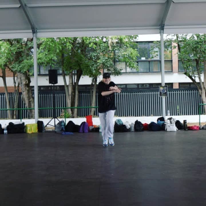 ショーン・エバリストのインスタグラム：「So...here is @zaccmilne doing my choreography while in Italy last month👀 Bodied this thing man!! Telling you, new gen is crazy talented. I wanted this piece to just be fun and for people in class to add their personal flavor to it and that’s exactly what happened👊🏽 We move very differently from each other and I love that so much. Sometimes being exact is needed and sometimes letting it all flow is. In this case being you in the frame work is where the magic happened✨Thank you Zacc for being there, also randomly teaching me some booty stuff 😂 and for being cool with me posting this💛🙏🏽 It’s awesome and had to be shared:) . . . .  Music: @james “On Top”  Choreography: @shaunevaristo  Danced: @zaccmilne  Event: @idancecampofficial  @bouncefactory」