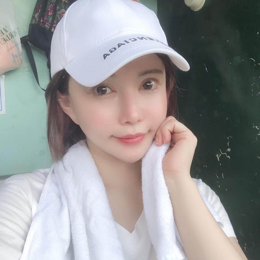 里美ゆりあのインスタグラム：「次はテニスの練習してみたいな☆°｡⋆⸜(* ॑꒳ ॑* )⸝ #スポーツ#好きになりたい#運動音痴」