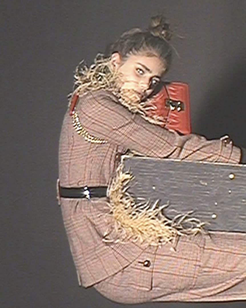 Miu Miuさんのインスタグラム写真 - (Miu MiuInstagram)「A new perspective.  @Taylor_Hill in #MiuMiuAutomne19 by @SharnaOsborne.  Creative Direction and Styling by @KEGrand」8月10日 18時30分 - miumiu