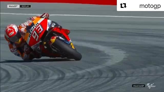 レプソル・ホンダのインスタグラム：「Art. ・・・ #Repost @motogp ・・・ Inch perfect through the final sector! 👌🏼 // @marcmarquez93 leads the way into #AustrianGP 🇦🇹 Q2! #MotoGP #Motorcycle #Racing #Motorsport #MM93」