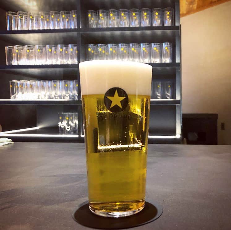 榊山敬代のインスタグラム：「🍻📝… ・  月に一度の歯のメンテナンスと 月に一度の髪のメンテナンスと  今日はまとめてメンテナンスの巻  ということで  ランチたべる時間なくて 偶々みつけました銀座で  黒ラベルと銀座サンドと スモークナッツチャージ  2枚目🥪🥜… ・  ビールは五百円也 銀座サンド四百円 ナッツ三百八十円 とリーズナブルで  シェアしてもなかなか 丁度良い量で満足の巻  3枚目◻︎◻︎◻︎… ・  空間も黒色基調にて アート的にグラスが  番号順にディスプレイされていて キッチリ空間好きな方黒好きには  なんとも落ち着くひとコマ  #また来たい #穴場 ・ ・ ・ ・ 🎐次回展示のお知らせ… ・  榊山敬代 日本画展 「浄」Kiyoshi 泥水に咲く蓮のように  会期：令和元年 9月21日(土)／22日(日)／23日(月・祝) 会場：池上大坊本行寺客殿１階　牡丹／桔梗之間  開館時間／午前10時から午後3時　 作家在廊時間／全日午後12時から15時 入場料／無料  アクセス／東京都大田区池上2-10-5（都営浅草線西馬込駅・東急池上線池上駅より、いずれも徒歩10分） http://www.hongyozi.or.jp/ ・ ・ ・  この度は 東京は池上大坊本行寺にて 蓮をモチーフに 福島県いわき市のお寺より ご依頼いただき制作しました作品をはじめ いわき市のお寺からインスピレーションを いただき 仏教の説法のひとコマであります 八正道をテーマにしました新作を お披露目させていただきます  三日間と短い会期ではございますが お彼岸の季節に 情緒あるお寺の景観の中で 日本画とこころ浄らかなひとときへ ご案内できればとおもいます  本行寺から本門寺へと続く境内では都心を忘れるような壮観な眺めもございます 展示の他にも見所豊かなお寺ですのでこの機会にゆっくりとご堪能ください  個展開催につきましてのこころざしや 新作に対しての姿勢などはブログなど 少しずつ更新していきたくおもいます  リーフレット掲載作品 八正道〈弐〉正しい心を灯して生きるとき 〈正命・正精進・正念・正定 図〉 制作 平成31年／絹本・彩色 ・ ・ --------------------------- ・ ・ ・  #銀座 #ginza #東京 #Tokyo #food #drink #Sapporo #ランチ #lunch #ランチビール #ビール#beer #おつまみ #一休み #refresh #sandwich #beef #nuts #vegetable #healthy #black #art  #日本画家 の #外出こんなもん #summer #猛暑 #夏休みの過ごし方」