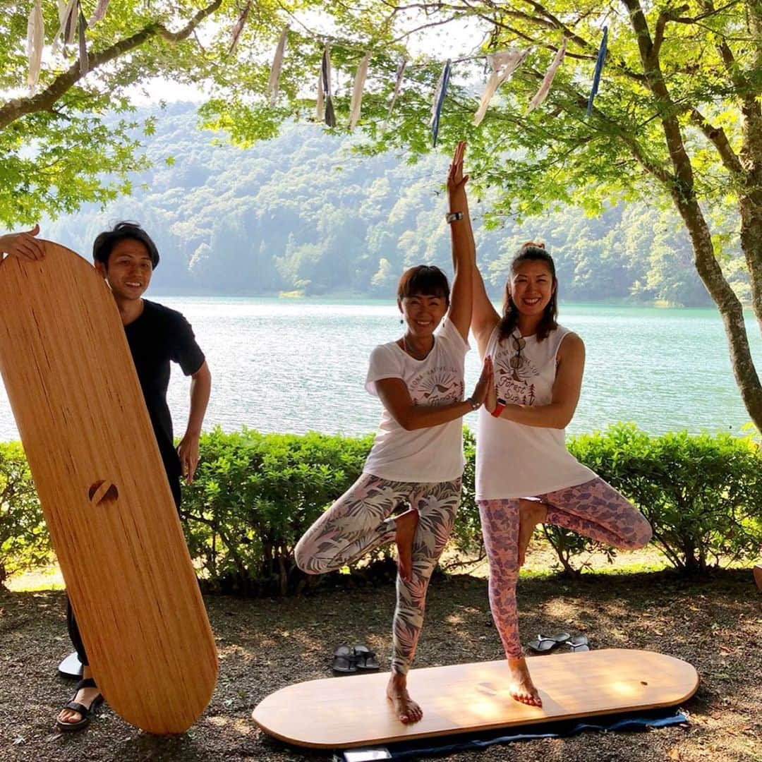 田中律子さんのインスタグラム写真 - (田中律子Instagram)「山梨の四尾連湖にも、どこでもドアーー🙌 これで家に帰れたら最高なんだけど🤣ドラえもーーーーん❗️ 湖ではSUPヨガ、陸の上では、YOGAボード🛹 このYOGAボード少し底がラウンドしてるので、揺れます👍 バランス取りながら体幹トレーニング、はたまた、サーフィンのテイクオフの練習に🏄‍♀️ #nativesup  #四尾連湖  #forestsup  #supyoga  #yoga  #leonasurffitness  #リツヨガ #jsya  #yogaboard  #体幹トレーニング  #ヨガボードチャレンジ」8月10日 18時23分 - ri2kotanaka