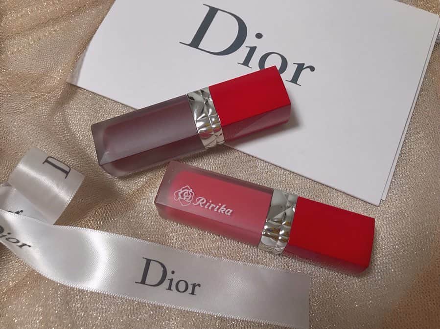 のインスタグラム：「🌹💄 ⋆⑅ ⋆⑅ ⋆⑅ Dior 💄ルージュ ディオール ウルトラ リキッド 559 975 ⋆⑅ 新宿伊勢丹にて先行販売してる新作リップ💄 マット感のあるリップだけど、フラワーオイルが入ってるから保湿もされて色持ちも良き〜 秋っぽいアースカラーの975番の明るいピンクで名前の刻印付きが559番 どっちの色も可愛すぎる💋 ⋆⑅ ⋆⑅ #dior #diorcosmetics #ディオール #ディオールコスメ #ルージュディオールウルトラリキッド #ルージュディオールウルトラバーム #パワードバイフラワーズ #秋コスメ #新作コスメ #口紅 #ルージュ #rouge #💄 #🌹 #伊勢丹ステージ #新宿 #shinjuku」