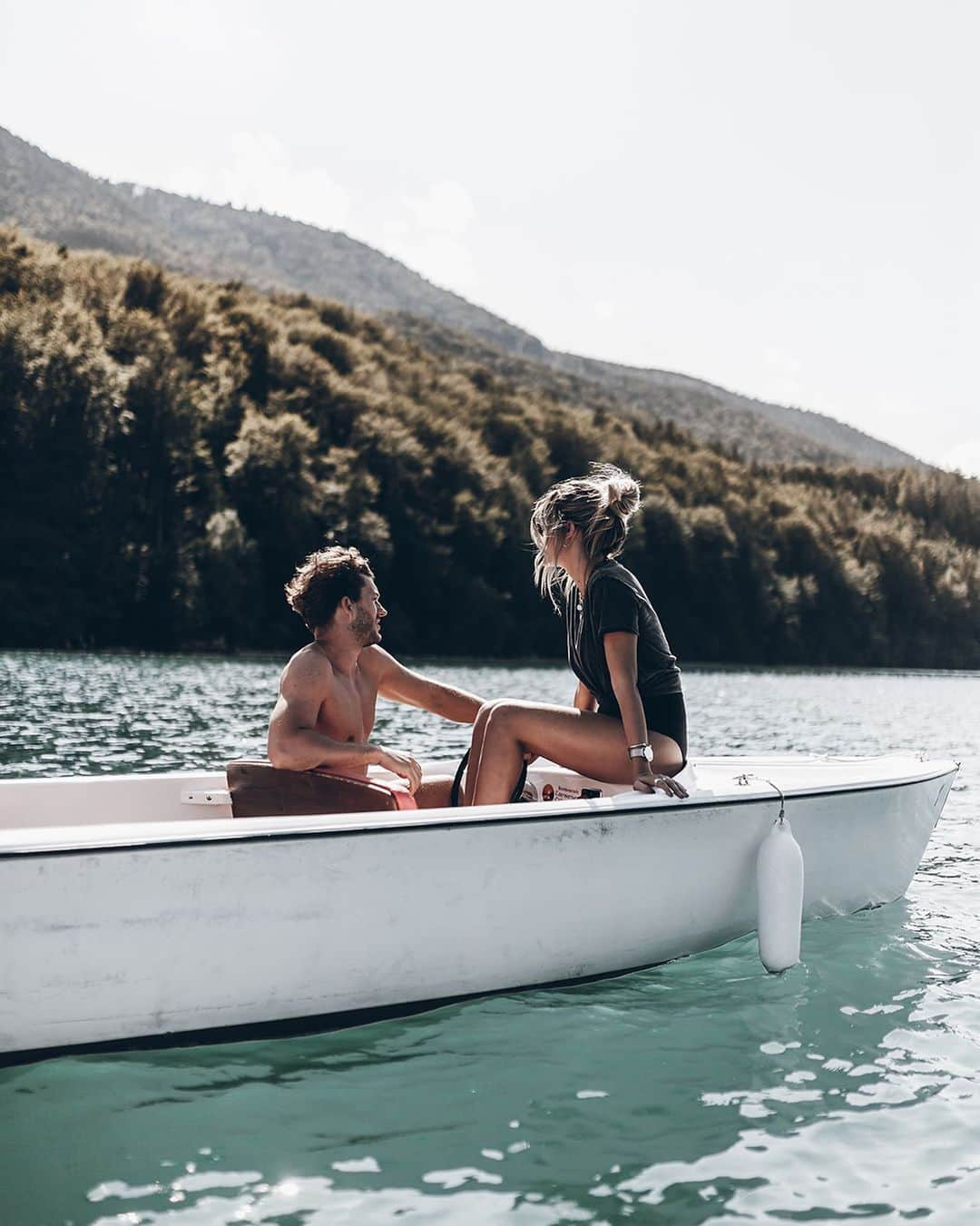 ジャクリーン・ミクタさんのインスタグラム写真 - (ジャクリーン・ミクタInstagram)「Boating with my 🖤 @klemenswhite Working in the apartment this weekend so sharing moments from last weekends relaxing adventure 🚣 It’s amazing how lakes and mountains calms you down so much, need more trips like this 🖤 #mikutatravels #salzburgerland *Anzeige」8月10日 18時28分 - mikutas