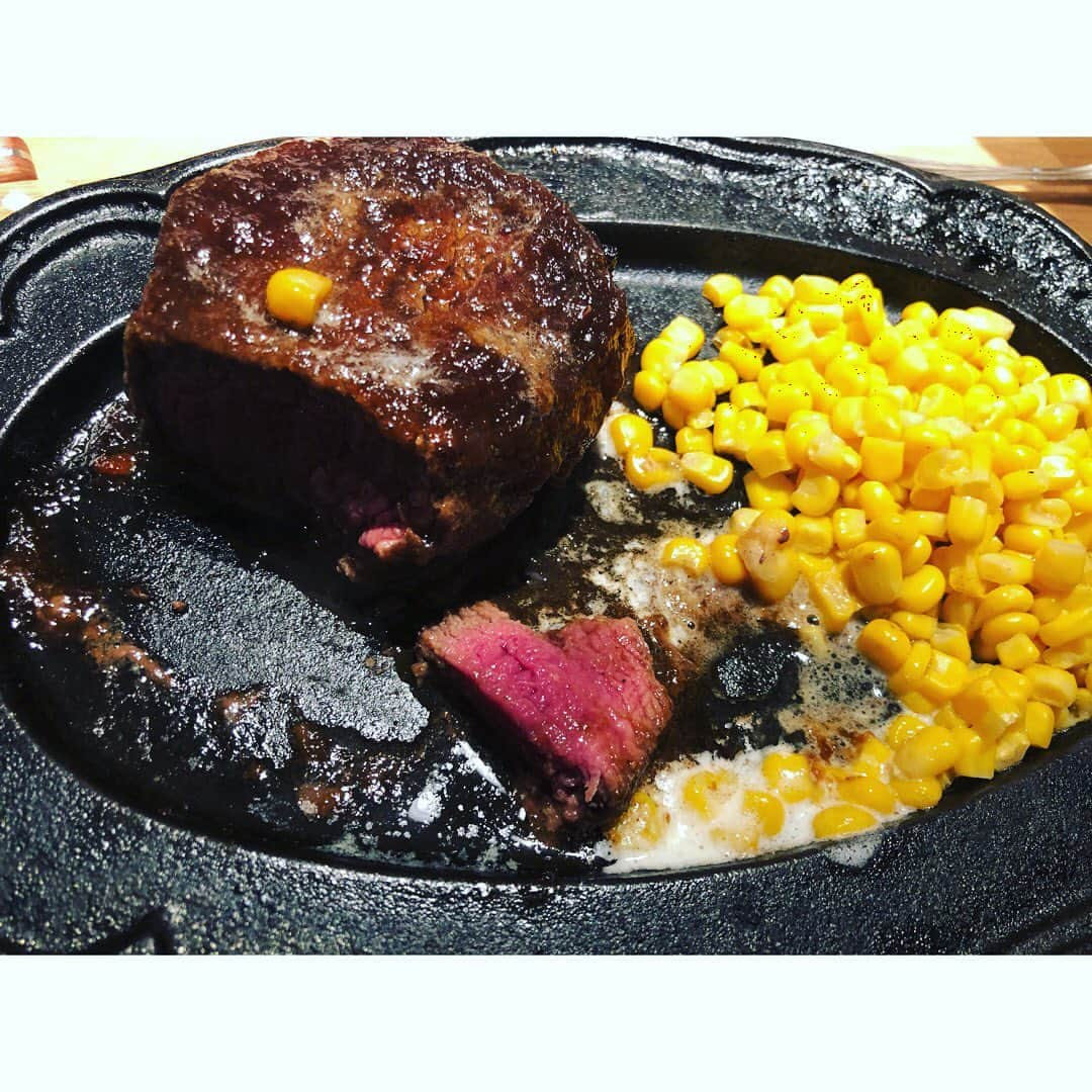 マキ・コニクソンさんのインスタグラム写真 - (マキ・コニクソンInstagram)「勝っちゃんファミリーと”Aloha Steak House”に来たよ！ 私はテンダーロインをオーダーしました！とにかくお肉が柔らかくて 相変わらずスーパー美味しかった！ スイカアイスも本当に最高でした！🍉 勝っちゃんといると本当にハッピーになる。もう長い長い間の家族ぐるみのお友達だけど彼ほど人間力のある人はなかなかいない。勝っちゃんは誰にでも公平に優しくてとにかくハッピーガイ。 人柄が顔に出てる！私は勝っちゃんから学ぶことだらけです！🙏🏻 今日も息子くんとワイキキ ビーチでずっとボディボードやって、ちゃんとファミリーサービスも忘れない。いつも日焼けスヌのT shirtを着てくれて笑いながら僕はモニの歩く広告塔って言ってた。 本当に人間的に素晴らしい。 これからも人生のパイセンとして ずっとお付き合いして下さいね！🙏🏻 #勝っちゃんのおすそ分け#人格者#私の尊敬する人#勝ちゃんが大好き❤」8月10日 18時32分 - makikonikson