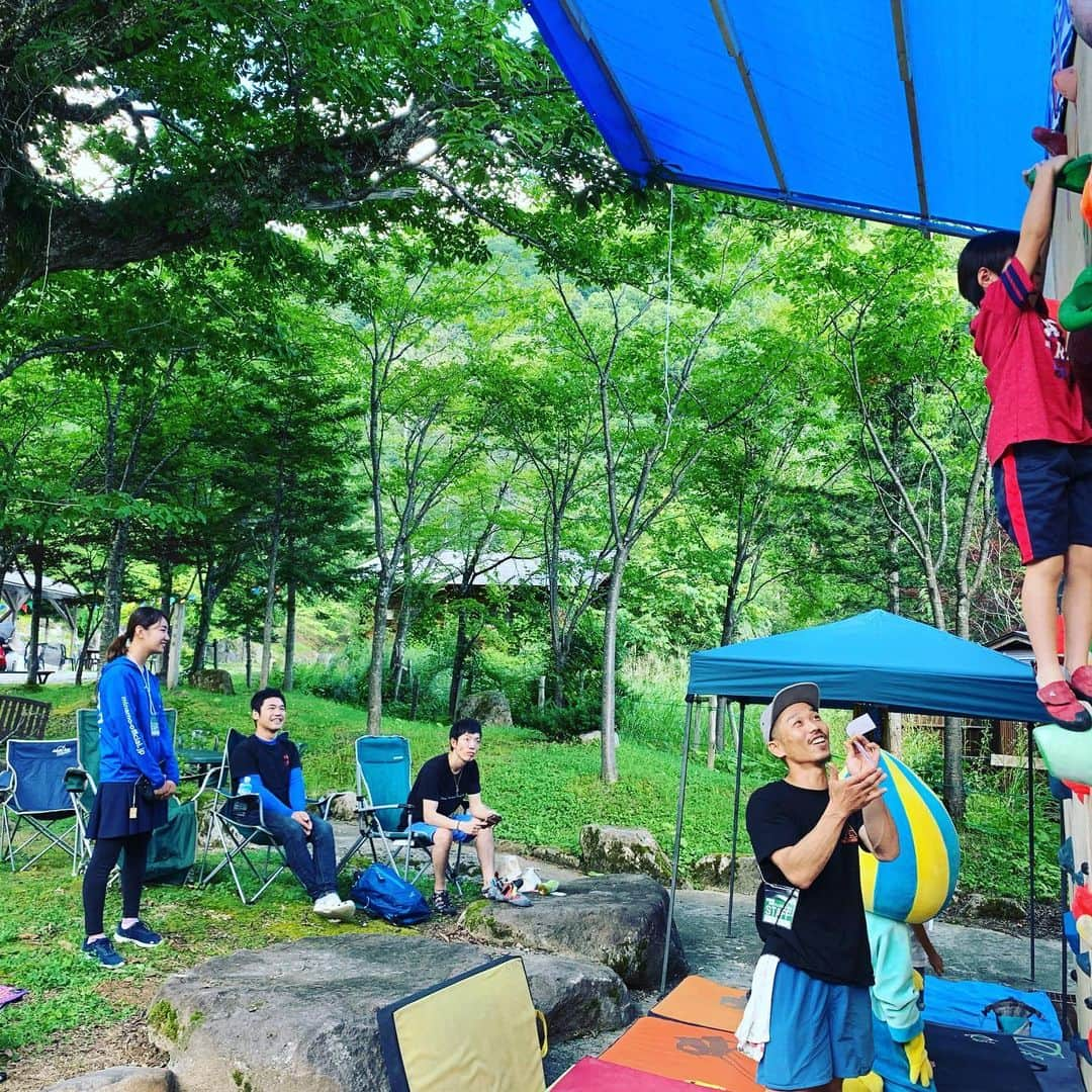 細野かおりのインスタグラム：「新穂高ロープウェイ 山楽フェスティバル！！！ 今年も呼んでいただきました😄 毎年忙しい二人のサポートを今年も… と思っていたら自分が忙しくて設営手伝えず💦 イベントの盛り上げ全力で頑張ります！！！ 今日も沢山の子供達の笑顔と涙と勇気を見せてもらえて、やっぱり楽しいなーと再確認。  明日も開催してますよ！ なんてったって涼しい！ 美味しいものがある！！ 空気も景色も良い！！！ 沢山のご来場お待ちしております😊  #新穂高ロープウェイ  #山楽フェスティバル #クライミング #ボルダリング #エイトロック」