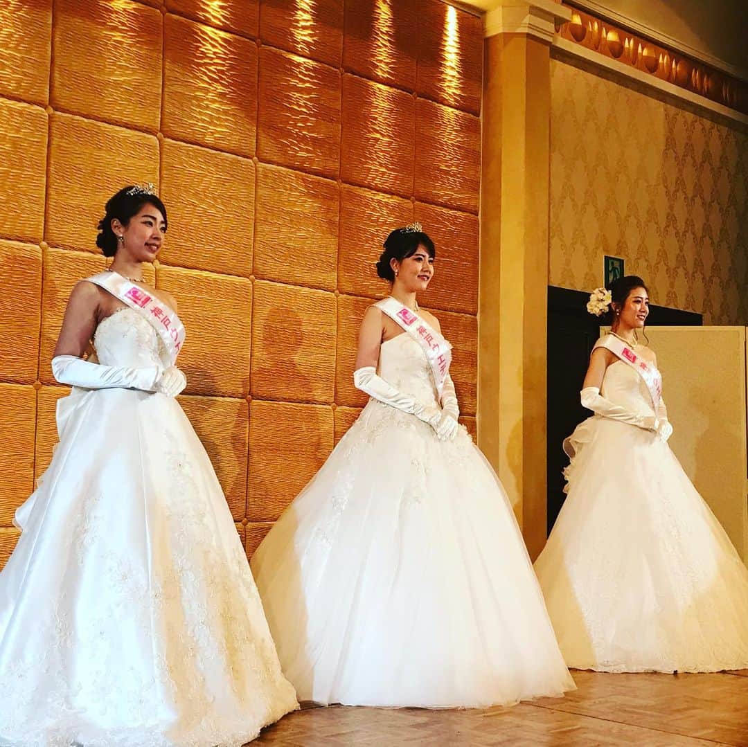 中野耕史のインスタグラム：「昨夜は #神戸ウェディング会議 の懇親会にて、第10代の #神戸ウェディングクイーン と歴代の神戸ウェディングクイーンにお会いしました。 本当に華やか！！だけど、それだけじゃない。 そこに人や街を想う気持ちが通う素敵な活動だと改めて感じました。 第10代おめでとうございます🎉 第9代お疲れ様でした💐」