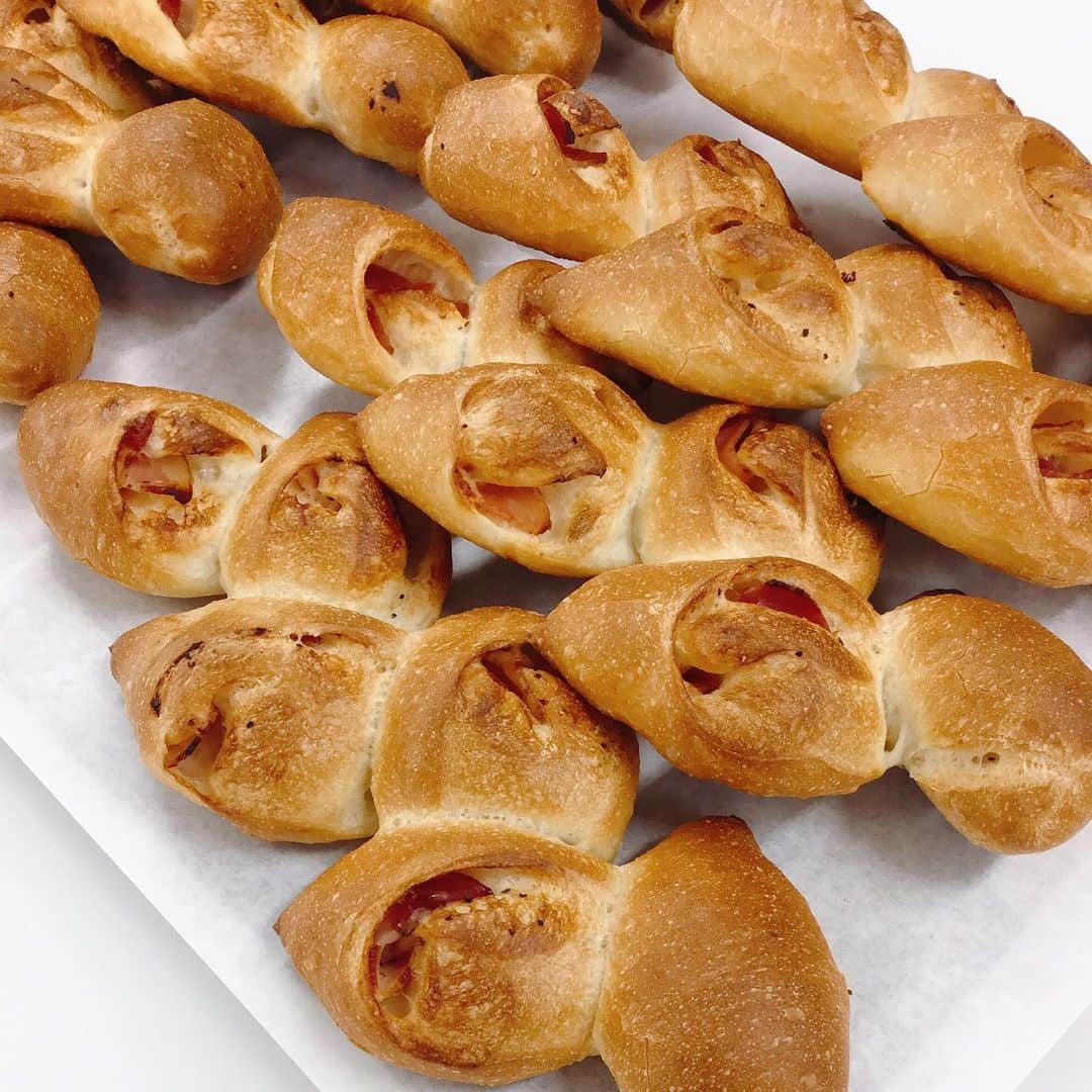 神戸製菓専門学校（公式）さんのインスタグラム写真 - (神戸製菓専門学校（公式）Instagram)「パン実習は #ベーコンエピ 🥓 外はパリッパリ、中はふわふわ✨成形の方法も今日でマスターできましたね！😌 次にパン作りが体験できるのは  8/18(日) 塩バターパン  8/25(日)冷やしコルネ＆クリームパン  8/31(土) フルーツデニッシュ  製パン本科の入学者は、ほとんどが初心者❗️オープンキャンパスで初めてパン生地に触れたという方も多いんですよ😌 夏休みの時間を使って、パン作りデビューしてみよう♫😊 #神戸製菓 #神戸製菓専門学校 #オープンキャンパス #パン #パン作り #ブーランジェ #パン屋 #パン屋さん ##パン職人 #パン職人になりたい #惣菜パン #チョココルネ #クリームパン #pattistagram2019」8月10日 18時41分 - kobeseika_info