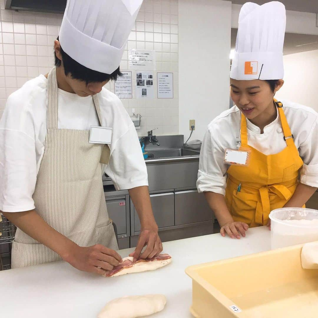 神戸製菓専門学校（公式）さんのインスタグラム写真 - (神戸製菓専門学校（公式）Instagram)「パン実習は #ベーコンエピ 🥓 外はパリッパリ、中はふわふわ✨成形の方法も今日でマスターできましたね！😌 次にパン作りが体験できるのは  8/18(日) 塩バターパン  8/25(日)冷やしコルネ＆クリームパン  8/31(土) フルーツデニッシュ  製パン本科の入学者は、ほとんどが初心者❗️オープンキャンパスで初めてパン生地に触れたという方も多いんですよ😌 夏休みの時間を使って、パン作りデビューしてみよう♫😊 #神戸製菓 #神戸製菓専門学校 #オープンキャンパス #パン #パン作り #ブーランジェ #パン屋 #パン屋さん ##パン職人 #パン職人になりたい #惣菜パン #チョココルネ #クリームパン #pattistagram2019」8月10日 18時41分 - kobeseika_info