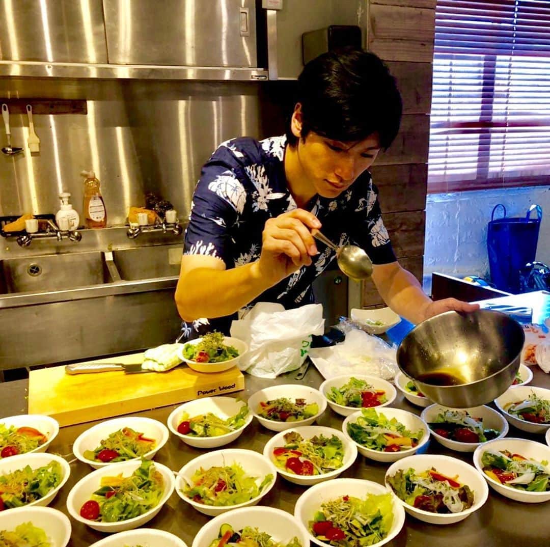 有馬芳彦のインスタグラム：「‪オンラインサロンイベント‬ ‪『有馬流！野菜を食す会〜夏の陣』了。🥬‬ ‪ご参加いただいた方ありがとうございました😊今回は３種類のサラダを。①もやしと豆の黒酢サラダ。②トリュフキャベツの大人なコールスロー。③夏野菜のカラスミサラダ。‬ ‪台湾で買ってきた本場のカラスミを使用！！！‬ #オンラインサロン #イベント #野菜 人夏 #カラスミ #黒酢 #トリュフ #コールスロー」
