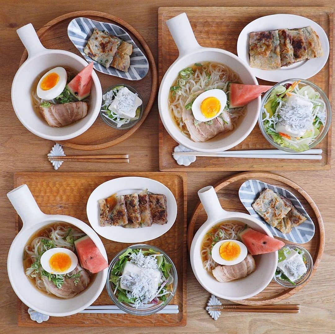 のインスタグラム：「よるごはん ・ ・ 明日の朝から 帰省第２弾に向かうので 今日は冷蔵庫に食材を増やしたくなくて @kurashiru クラシルミールキット 『お肉がぎっしり国産牛肉と九条ねぎのチヂミ』を使ってお手軽夜ごはん 本当に牛肉がぎっしりなチヂミおいしい〜😋 ・ 暑い日にさっぱりと 冷麺にお豆腐しらすサラダも一緒に♪♪ ・ 大人用のスタイリッシュなお箸は STIIK(スティック) @stiik_project  カトラリーのようなお箸というコンセプトで 現代人の手の大きさに合わせて長めの26㎝🍀 見た目だけでなく機能性も高く 2膳からのセットになって販売されているのでプレゼントにもよさそう✨ 2019.8.10」
