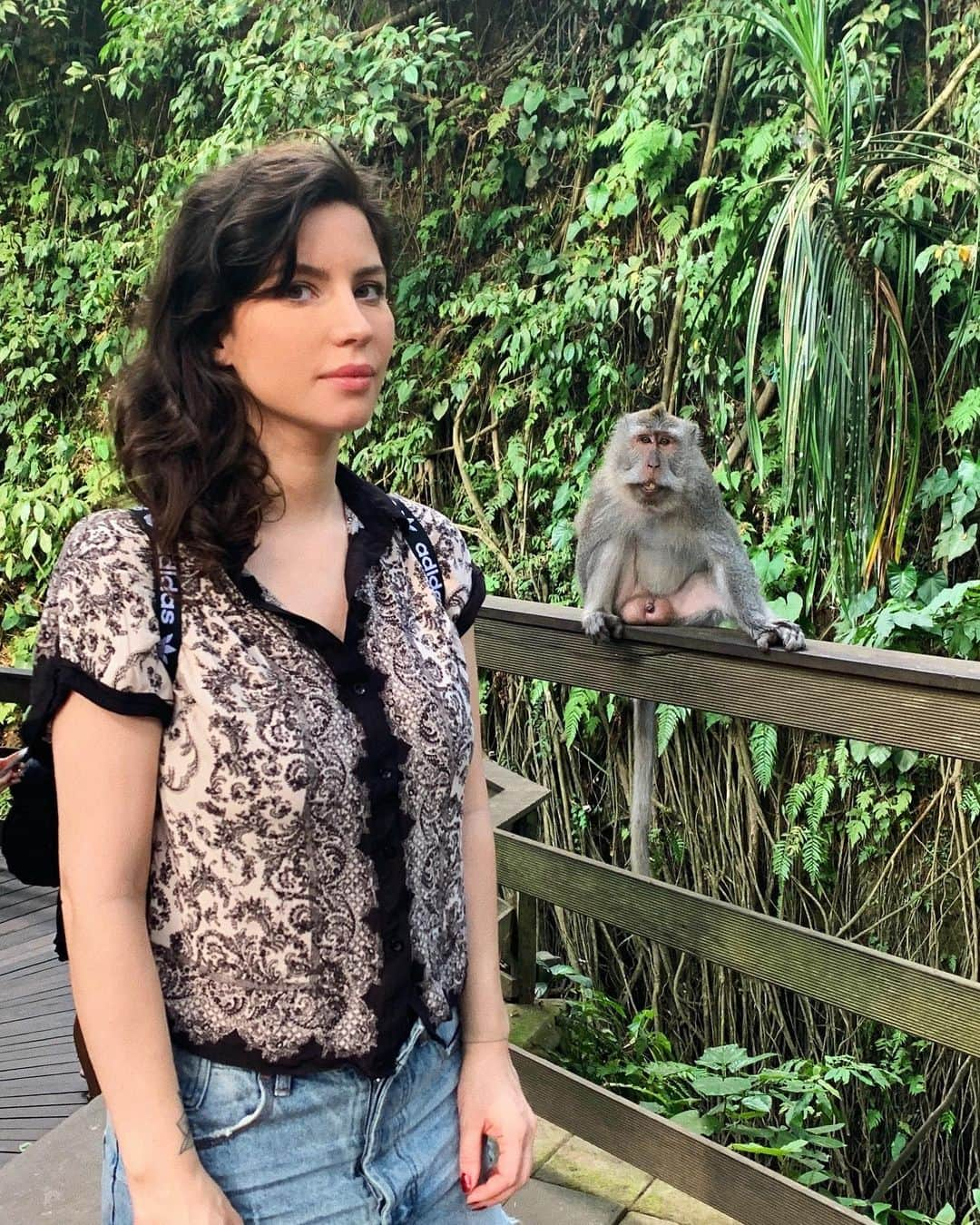 ベティ・オウティエさんのインスタグラム写真 - (ベティ・オウティエInstagram)「Moi quand on me dit « pas de eye-contact avec les singes » 🗿🗿🗿. Sinon, c’est mon premier post depuis des lustres! Vous m’avez manqué!!! 🐒🐒🐒❤️」8月10日 18時44分 - bettyautier