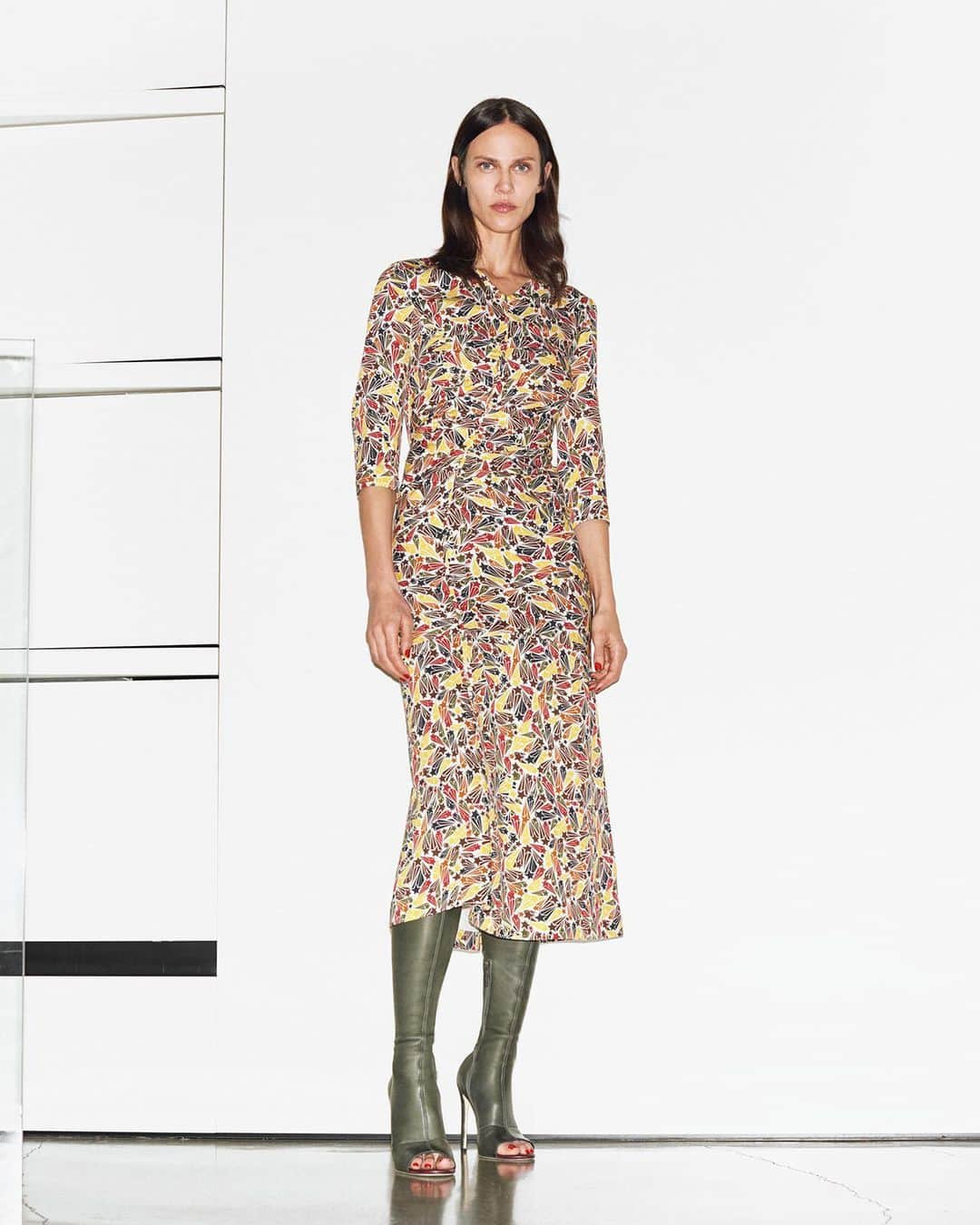 ヴィクトリアベッカムさんのインスタグラム写真 - (ヴィクトリアベッカムInstagram)「My star print dress and Opaz boot take centre stage for #VBPreAW19. x VB」8月10日 18時49分 - victoriabeckham