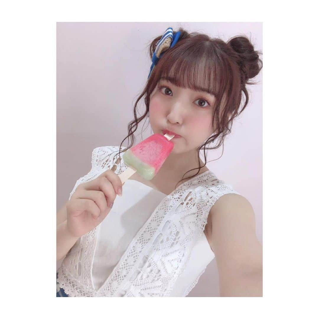 豊田萌絵さんのインスタグラム写真 - (豊田萌絵Instagram)「発売中の声グラオフショット🍉 毎日暑いね〜〜☀️💦 #声優グランプリ #スイカバー #箱買いしてるよ #髪型はしゃいじゃった」8月10日 19時03分 - toyotamoe