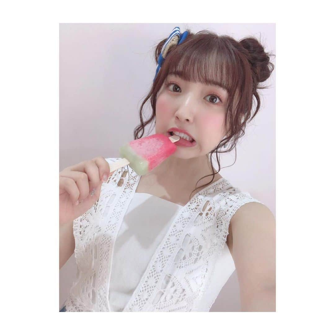 豊田萌絵さんのインスタグラム写真 - (豊田萌絵Instagram)「発売中の声グラオフショット🍉 毎日暑いね〜〜☀️💦 #声優グランプリ #スイカバー #箱買いしてるよ #髪型はしゃいじゃった」8月10日 19時03分 - toyotamoe