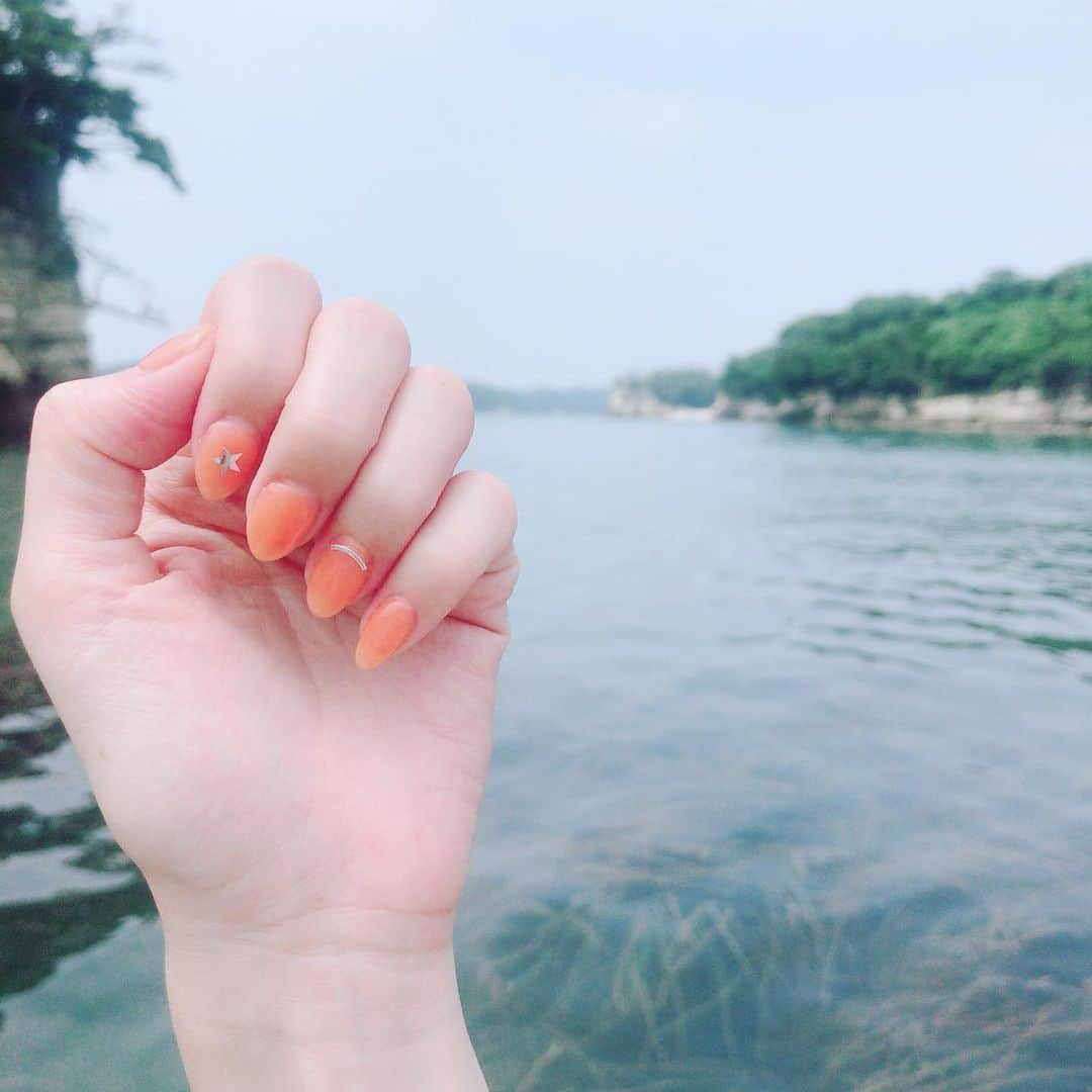 上原泰子のインスタグラム：「. ▽ 💅 . . #ブルベ夏はオレンジがタブーらしい #ネイルした次の日に判明 #かわいいからいい #ちゅるんネイル#💅#オレンジネイル#ジェルネイル#デザインネイル #単色ネイル#夏ネイル」