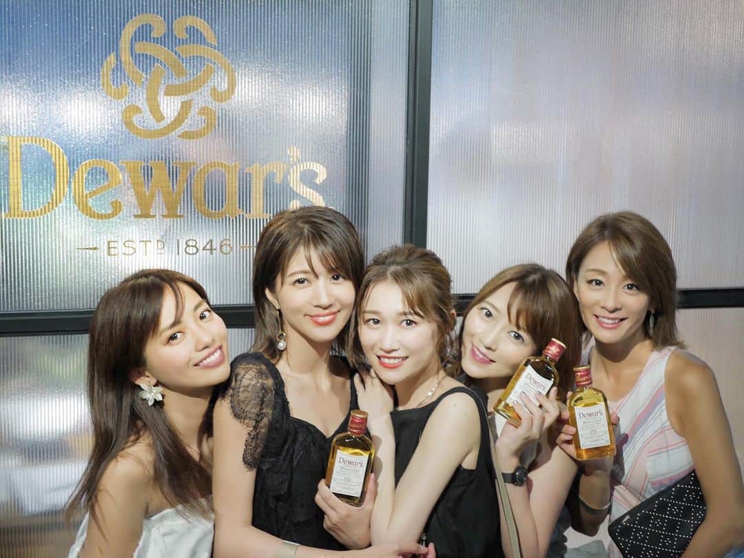 のインスタグラム：「. 今日Openの 「Dewar's Highball Crossing Festival」に行きました👍🏻 .  お友達とコーディネートを合わせた訳ではないのに、 BLACKをチョイスしてきていて以心伝心だったな笑🖤 . 昨日のポストとは全然違って 大人っぽいメイクにしてみた♫ .  イベントでは、生演奏のライブを聴きながらDewar's ハイボールを頂きました☺️ 人気のスコッチエッグも🥚✨ 美味しかった✨  ライブを聴きながら、銀座の時計台を見ていたら マジックアワー突入🌇 綺麗すぎる...🥺 . . イベントはginza place3階にて  8/10〜8/18までだよ✨ デートか？  #bacardi#デュワーズハイボール  #クロッシングフェス#銀座#japan#tokyo #イベント #お酒 #お洒落」