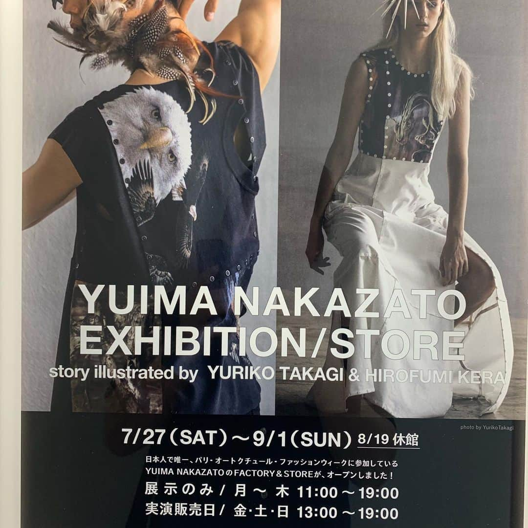 林信行さんのインスタグラム写真 - (林信行Instagram)「Yuima Nakazatoによる服作りの再創造が垣間見て買うこともできる展示 x ポップアップストア:  Yuima Nakazato Exhibition / Store [9月1日までGinza Spaceにて] https://www.company.theginza.co.jp/space/?gclid=EAIaIQobChMIi4eMp4P44wIVED5gCh1reAe0EAAYASAAEgJICPD_BwE  現在、日本人で唯一、パリ・オートクチュールコレクションに参加しているYUIMA NAKAZATO。針と糸を全く使わずレーザーカッターで裁断した布地を特製のパーツでつないでいくという、シンプルかつ独創的な生産システム"TYPE-1"を編み出し、ファッション界に衝撃を与えた唯馬さん。 “TYPE-1”については -新陳代謝する衣服 -無縫製のあたらしいカタチ -いつまでも着続けられる一点モノ とか、色々な見方ができるけれど、唯馬さん曰くその原点は着物だという。 着物を洗うときは、一度、塗っていた糸をほどいてバラして洗い元に戻すそうだ。傷んだ生地はボロとして雑巾などに使ったり、その後は火にくべたりと1つのものを大事に、そして徹底的に使い切る精神。  今回展示されてる“TYPE-1”でも白か黒のペースで大体の形を作った後、そこに着なくなったお気に入りのTシャツなどをカットしてパーツにする。 昨2018年2月に21_21 Design Sightのギャラリー3で行われた展覧会「HARMONIZE」を見た人なら既にコンセプトは知っているかもしれないが、今回は販売もしていることもあり、実際の服を手にとってより細かいディテールを見ることができた。唯馬さんに教えてもらったけれどボタン部分が肌に当たって不快感を与えないように、ボタンの内側を生地が包むような設計になっているなど細かな工夫も面白かった。 9/1までの期間、唯馬さんもちょくちょく会場を訪れるようなので興味のある人はこの機会に本人の解説を聞いてみるのも良いかも。  ちなみにGINZA SPACEはGinza Sixのすぐ手前。大通りから一本入った小さな道にあるが、ほとんど(暑い)地上を通らずに行ける。 オススメルートは今日発見した銀座駅A4出口。GINZA COREというビルに出るルートだけれど、これがなかなかトリッキー(THE BARなどと書かれたフードコートの中を抜けてGINZA COREビルに入る。そのまま涼しいビルのエスカレーターを上り裏口から裏通りに出れば、そのすぐ目の前)  Facebookには中里唯馬さんによる解説動画も追加予定  #YuimaNakazato #GinzaSpace #fashion」8月10日 19時08分 - nobihaya