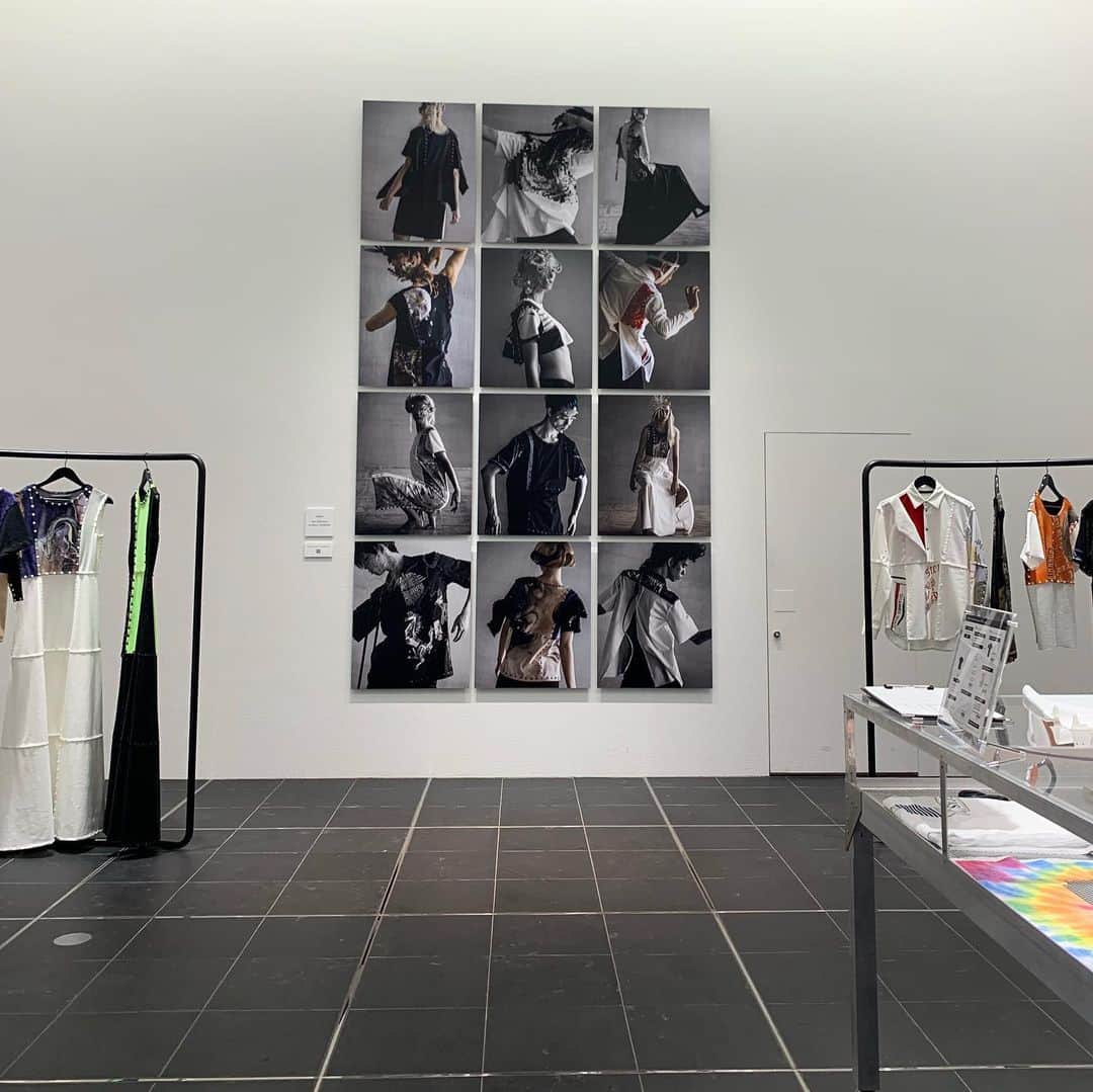 林信行のインスタグラム：「Yuima Nakazatoによる服作りの再創造が垣間見て買うこともできる展示 x ポップアップストア:  Yuima Nakazato Exhibition / Store [9月1日までGinza Spaceにて] https://www.company.theginza.co.jp/space/?gclid=EAIaIQobChMIi4eMp4P44wIVED5gCh1reAe0EAAYASAAEgJICPD_BwE  現在、日本人で唯一、パリ・オートクチュールコレクションに参加しているYUIMA NAKAZATO。針と糸を全く使わずレーザーカッターで裁断した布地を特製のパーツでつないでいくという、シンプルかつ独創的な生産システム"TYPE-1"を編み出し、ファッション界に衝撃を与えた唯馬さん。 “TYPE-1”については -新陳代謝する衣服 -無縫製のあたらしいカタチ -いつまでも着続けられる一点モノ とか、色々な見方ができるけれど、唯馬さん曰くその原点は着物だという。 着物を洗うときは、一度、塗っていた糸をほどいてバラして洗い元に戻すそうだ。傷んだ生地はボロとして雑巾などに使ったり、その後は火にくべたりと1つのものを大事に、そして徹底的に使い切る精神。  今回展示されてる“TYPE-1”でも白か黒のペースで大体の形を作った後、そこに着なくなったお気に入りのTシャツなどをカットしてパーツにする。 昨2018年2月に21_21 Design Sightのギャラリー3で行われた展覧会「HARMONIZE」を見た人なら既にコンセプトは知っているかもしれないが、今回は販売もしていることもあり、実際の服を手にとってより細かいディテールを見ることができた。唯馬さんに教えてもらったけれどボタン部分が肌に当たって不快感を与えないように、ボタンの内側を生地が包むような設計になっているなど細かな工夫も面白かった。 9/1までの期間、唯馬さんもちょくちょく会場を訪れるようなので興味のある人はこの機会に本人の解説を聞いてみるのも良いかも。  ちなみにGINZA SPACEはGinza Sixのすぐ手前。大通りから一本入った小さな道にあるが、ほとんど(暑い)地上を通らずに行ける。 オススメルートは今日発見した銀座駅A4出口。GINZA COREというビルに出るルートだけれど、これがなかなかトリッキー(THE BARなどと書かれたフードコートの中を抜けてGINZA COREビルに入る。そのまま涼しいビルのエスカレーターを上り裏口から裏通りに出れば、そのすぐ目の前)  Facebookには中里唯馬さんによる解説動画も追加予定  #YuimaNakazato #GinzaSpace #fashion」
