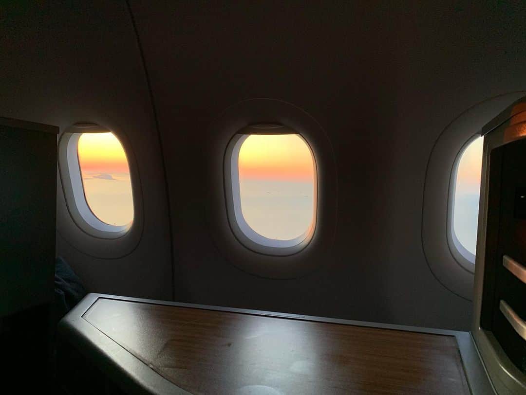 ジョン・バロウマンさんのインスタグラム写真 - (ジョン・バロウマンInstagram)「A view of the sunrise from my seat as we come into land at #jfk #nyc on @americanair jb 🛫✈️🛬👏」8月10日 19時09分 - johnscotbarrowman