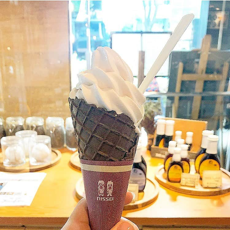 榊山敬代さんのインスタグラム写真 - (榊山敬代Instagram)「🍦🥄… ・  おいしそぉ…と ソフトクリーム の誘惑にまけて  体温一度下げる術と 言い聞かせながらの  クールダウンの巻  お味は…＂🥄… ・ ミルクソフト ココアコーン  甘さひかえめ Buonoでした ・ ・ ・ ・ 🎐次回展示のお知らせ… ・  榊山敬代 日本画展 「浄」Kiyoshi 泥水に咲く蓮のように  会期：令和元年 9月21日(土)／22日(日)／23日(月・祝) 会場：池上大坊本行寺客殿１階　牡丹／桔梗之間  開館時間／午前10時から午後3時　 作家在廊時間／全日午後12時から15時 入場料／無料  アクセス／東京都大田区池上2-10-5（都営浅草線西馬込駅・東急池上線池上駅より、いずれも徒歩10分） http://www.hongyozi.or.jp/ ・ ・ ・  この度は 東京は池上大坊本行寺にて 蓮をモチーフに 福島県いわき市のお寺より ご依頼いただき制作しました作品をはじめ いわき市のお寺からインスピレーションを いただき 仏教の説法のひとコマであります 八正道をテーマにしました新作を お披露目させていただきます  三日間と短い会期ではございますが お彼岸の季節に 情緒あるお寺の景観の中で 日本画とこころ浄らかなひとときへ ご案内できればとおもいます  本行寺から本門寺へと続く境内では都心を忘れるような壮観な眺めもございます 展示の他にも見所豊かなお寺ですのでこの機会にゆっくりとご堪能ください  個展開催につきましてのこころざしや 新作に対しての姿勢などはブログなど 少しずつ更新していきたくおもいます  リーフレット掲載作品 八正道〈弐〉正しい心を灯して生きるとき 〈正命・正精進・正念・正定 図〉 制作 平成31年／絹本・彩色 ・ ・ --------------------------- ・ ・ ・ #summer #夏日和 #Tokyo #food #おやつ #desert #神宮前 #jingumae #ソフトクリーム #🍦#softcream #ice  #ミルクソフト #milky #gelato #日本画家 の #外出こんなもん #寄り道 #アイス好き#猛暑 #夏休みの過ごし方」8月10日 19時10分 - sakakiyamatakayo