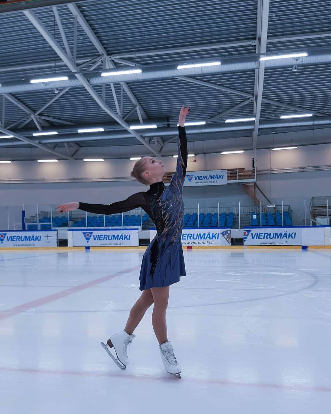 ヴィヴェカ・リンドフォースのインスタグラム：「Season 2019-2020 Short Program: Song For The Little Sparrow🦅」