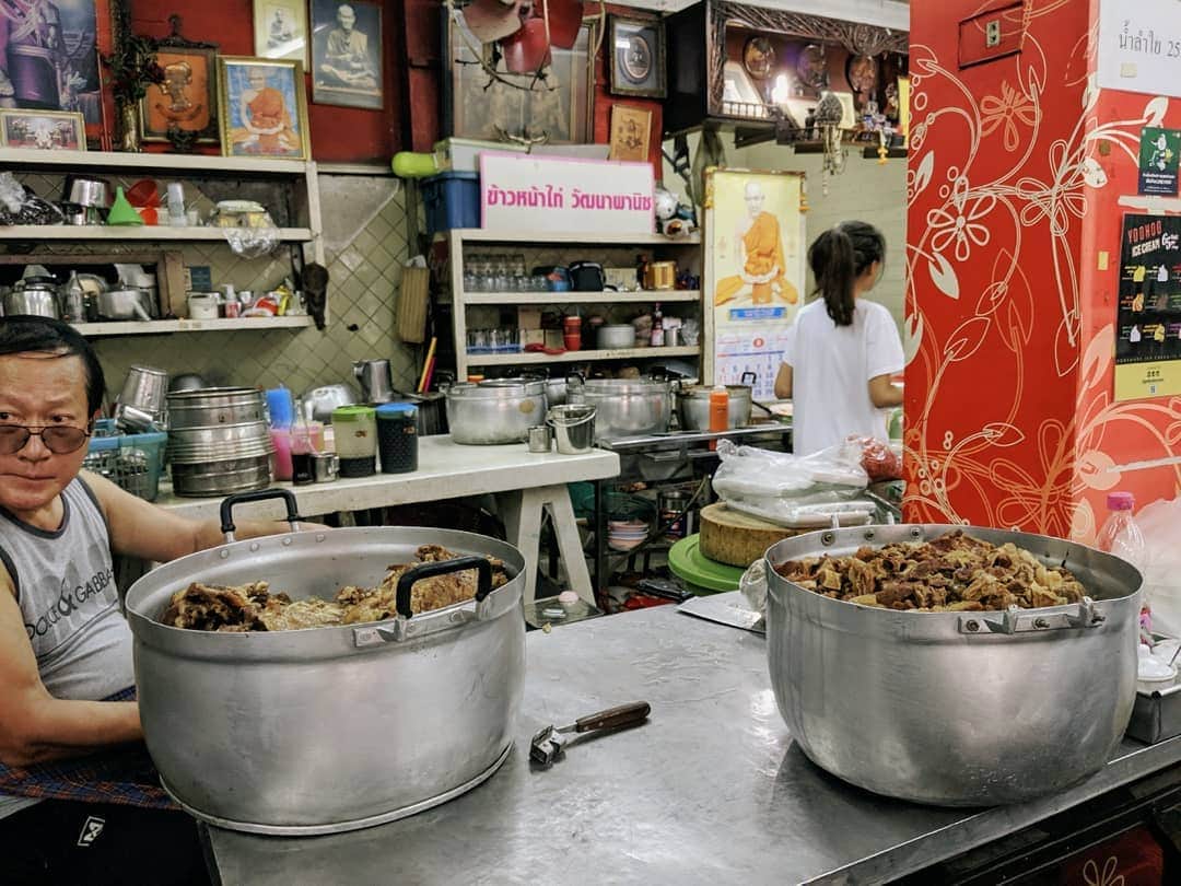 Yoshiko Kris-Webb クリス-ウェブ佳子さんのインスタグラム写真 - (Yoshiko Kris-Webb クリス-ウェブ佳子Instagram)「Wattana Panich – beef noodles with a miraculous touch 🍜 24時間毎日ひたすら煮込み続けたスープを継ぎ足すこと40年。私が生まれてからずっと煮込んでいることになる!! 🍜 バンコクのローカルフード店のなかでも有名なヌードルショップ #wattanapanich はEkkamai駅から一本道をまっすぐ歩くこと20分。あっさりした牛すじスープと米粉麺。出てくるまでに少しお時間かかりますが、店の雰囲気を肴にシンハービールがすすみます。読み方はワッタナーパニチ🥢 #TokyoDameThailandTrip」8月10日 19時23分 - tokyodame