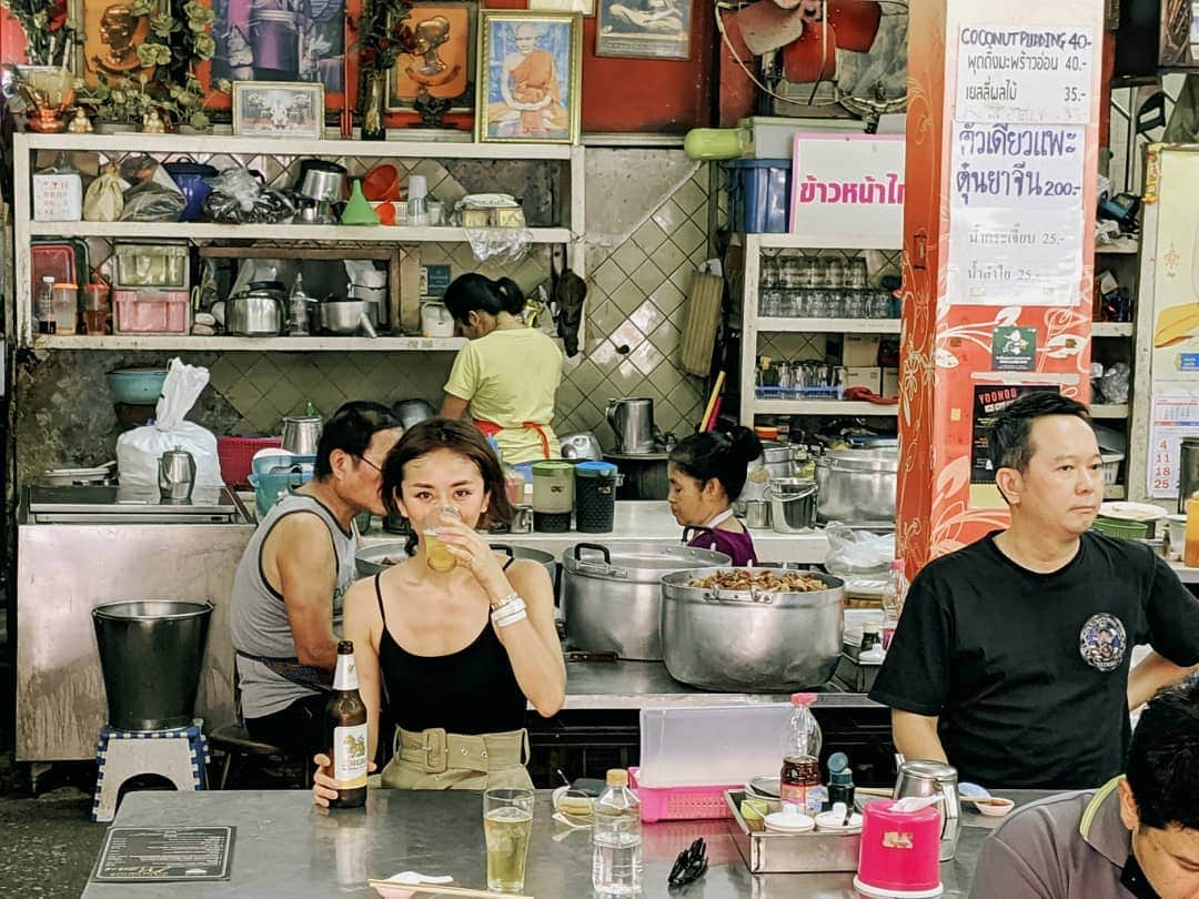 Yoshiko Kris-Webb クリス-ウェブ佳子さんのインスタグラム写真 - (Yoshiko Kris-Webb クリス-ウェブ佳子Instagram)「Wattana Panich – beef noodles with a miraculous touch 🍜 24時間毎日ひたすら煮込み続けたスープを継ぎ足すこと40年。私が生まれてからずっと煮込んでいることになる!! 🍜 バンコクのローカルフード店のなかでも有名なヌードルショップ #wattanapanich はEkkamai駅から一本道をまっすぐ歩くこと20分。あっさりした牛すじスープと米粉麺。出てくるまでに少しお時間かかりますが、店の雰囲気を肴にシンハービールがすすみます。読み方はワッタナーパニチ🥢 #TokyoDameThailandTrip」8月10日 19時23分 - tokyodame