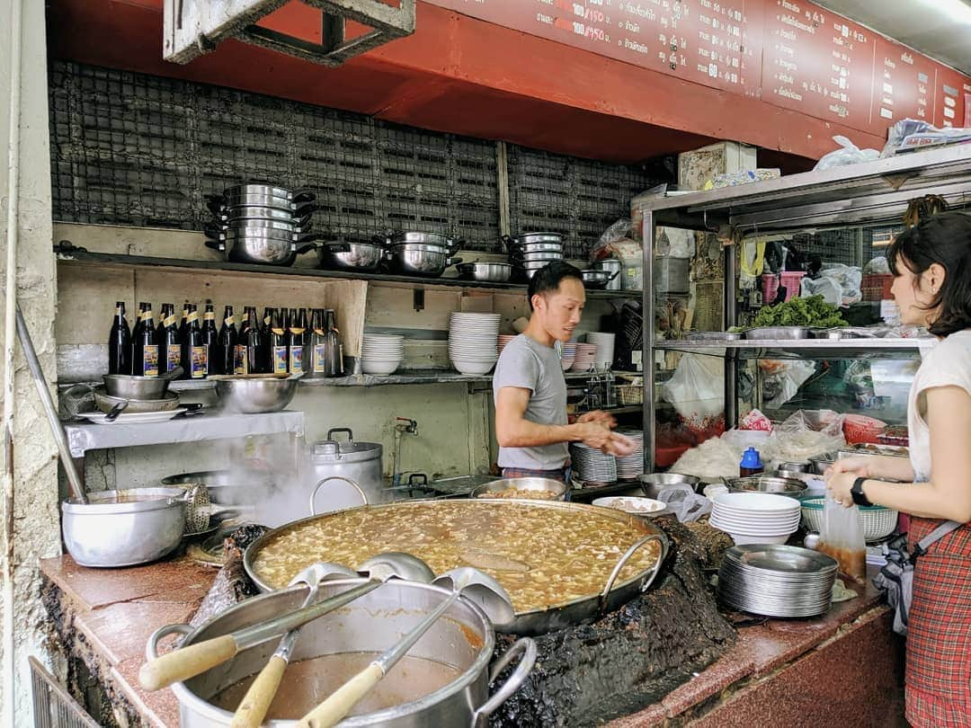 Yoshiko Kris-Webb クリス-ウェブ佳子さんのインスタグラム写真 - (Yoshiko Kris-Webb クリス-ウェブ佳子Instagram)「Wattana Panich – beef noodles with a miraculous touch 🍜 24時間毎日ひたすら煮込み続けたスープを継ぎ足すこと40年。私が生まれてからずっと煮込んでいることになる!! 🍜 バンコクのローカルフード店のなかでも有名なヌードルショップ #wattanapanich はEkkamai駅から一本道をまっすぐ歩くこと20分。あっさりした牛すじスープと米粉麺。出てくるまでに少しお時間かかりますが、店の雰囲気を肴にシンハービールがすすみます。読み方はワッタナーパニチ🥢 #TokyoDameThailandTrip」8月10日 19時23分 - tokyodame